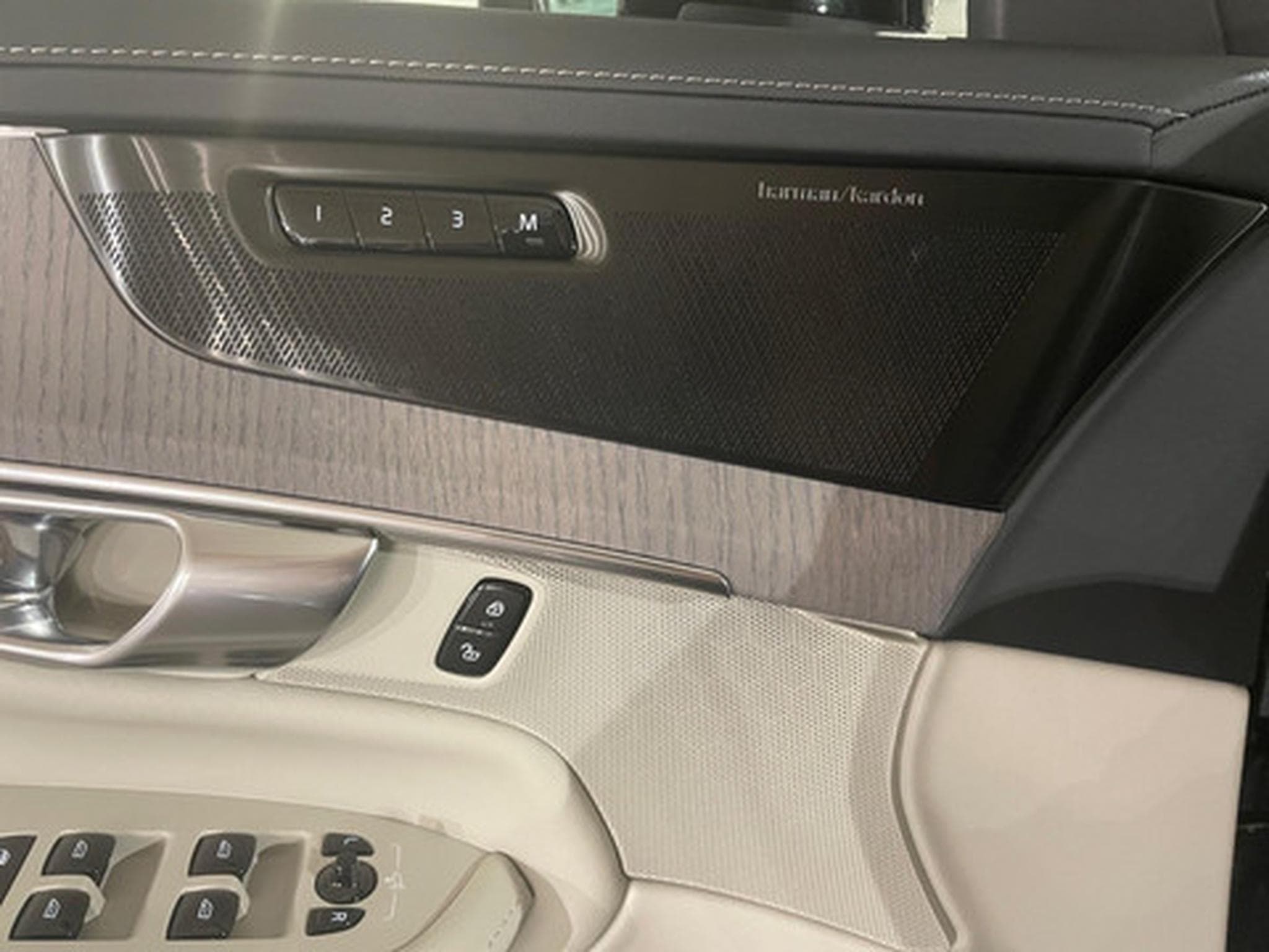 Volvo XC90 2.0 T8 4WD Plus Dark Aut. (2026) - Photo 16