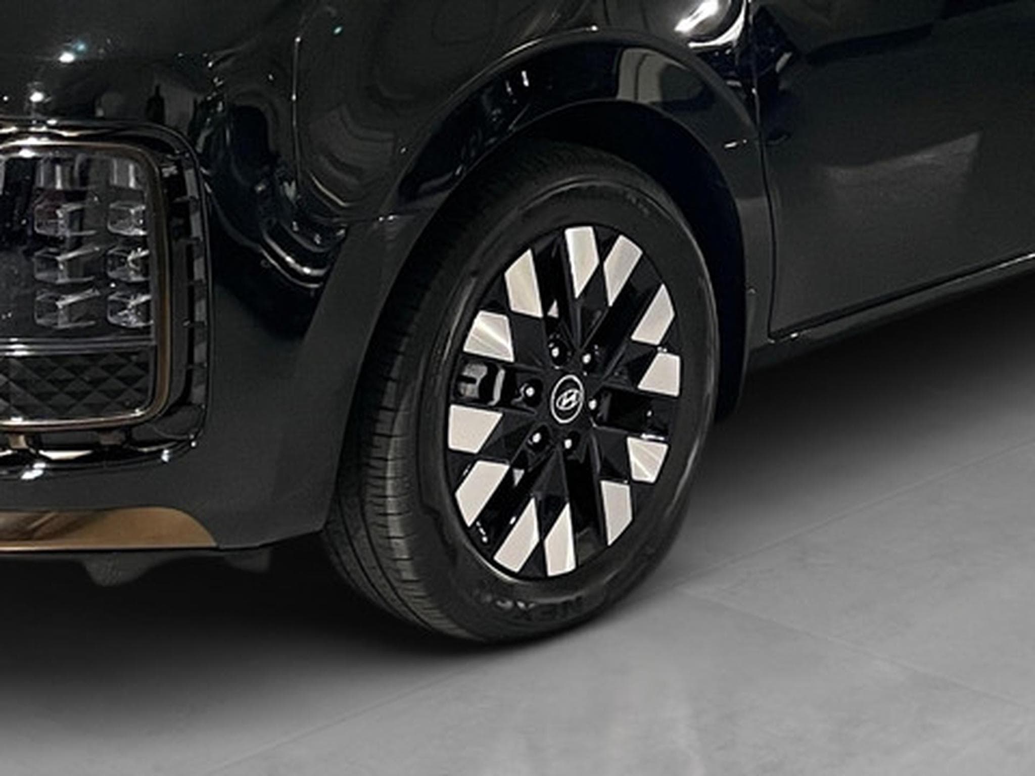 Hyundai Staria 1.6 T-GDi HEV 6AT 7ST Luxury Bronze (2026) - Photo 22