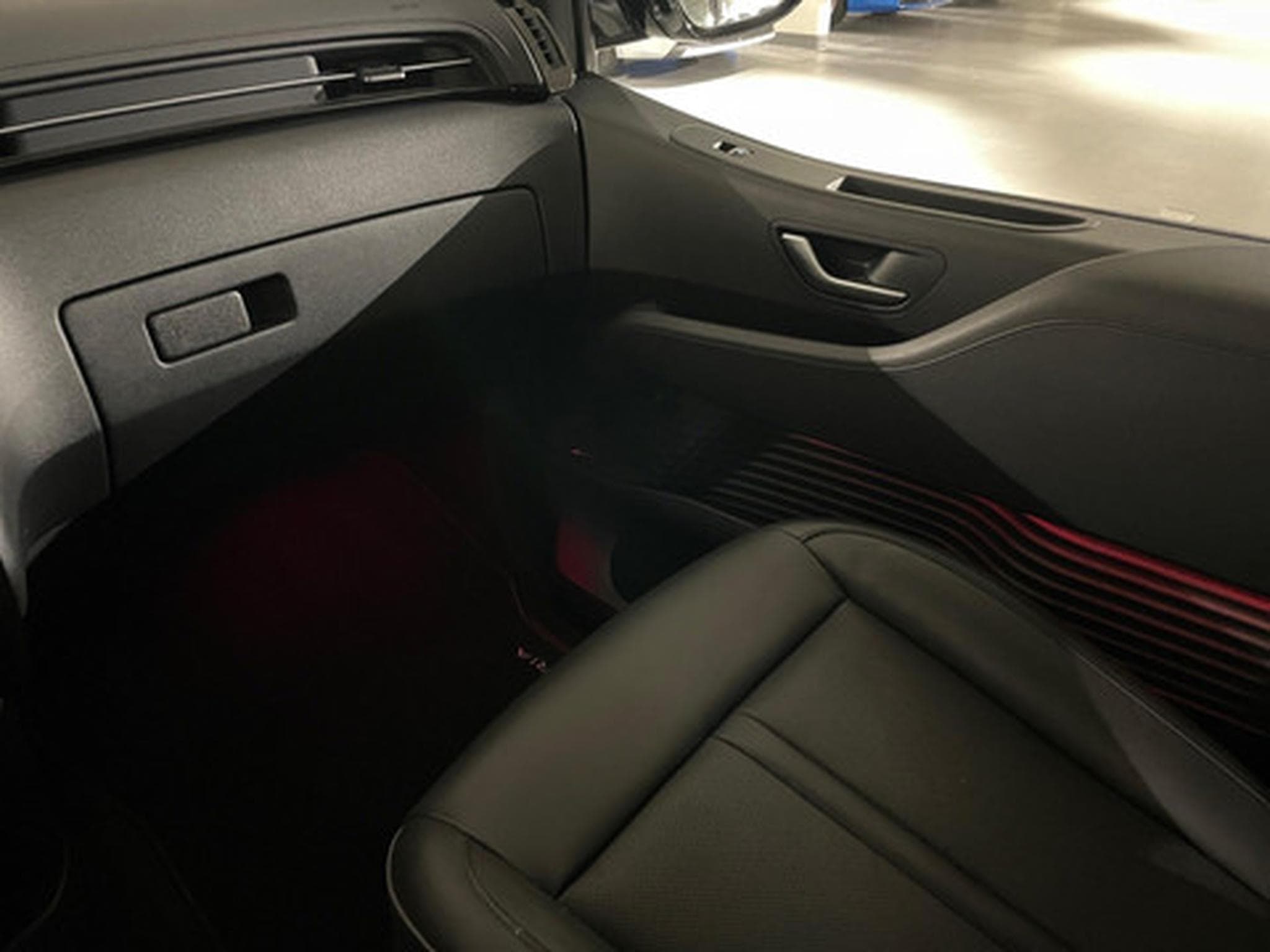 Hyundai Staria 1.6 T-GDi HEV 6AT 7ST Luxury Bronze (2026) - Photo 8