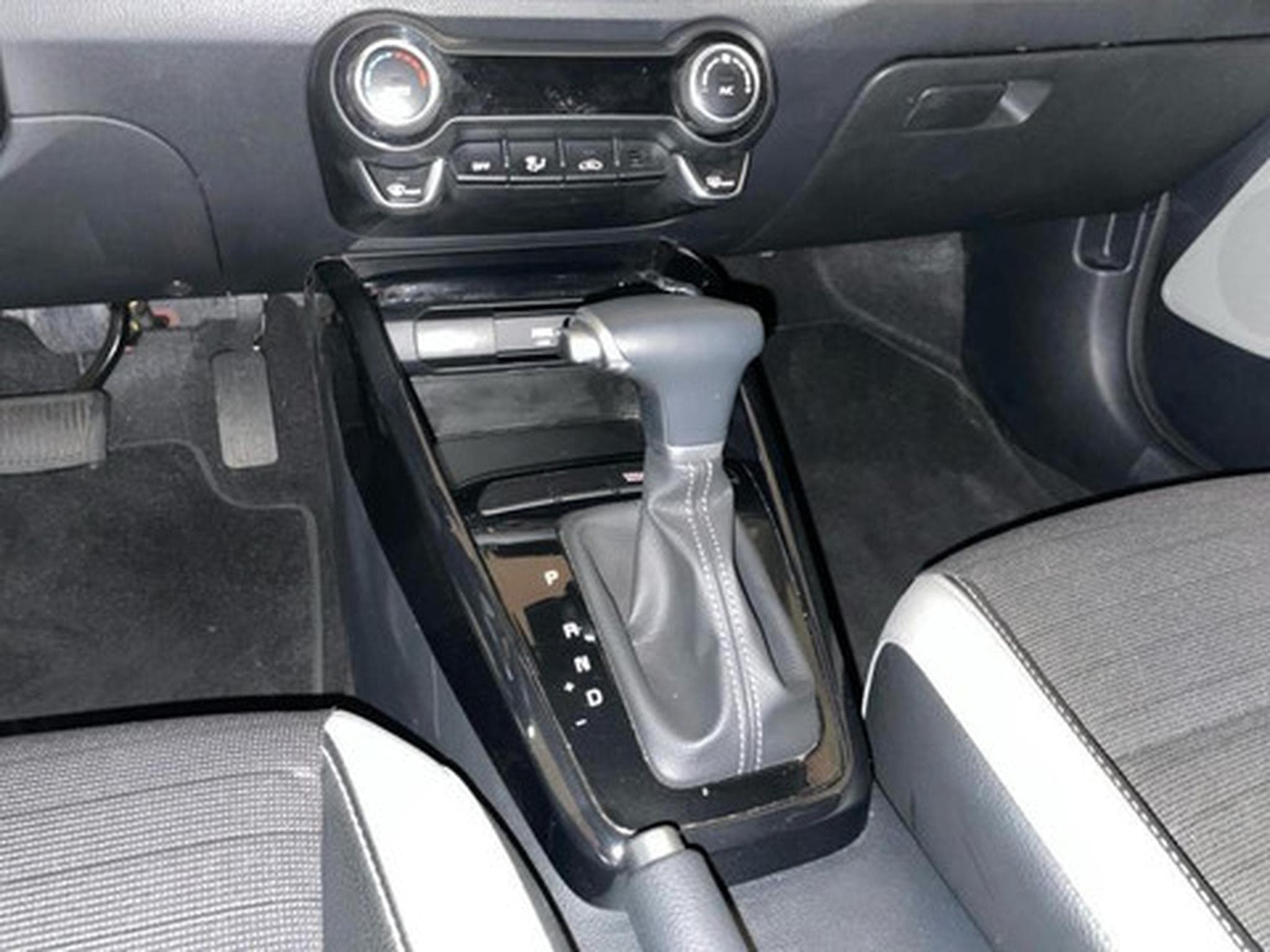 Kia Stonic 1.0 T 100 Inspire Plus DCT (2026) - Photo 9