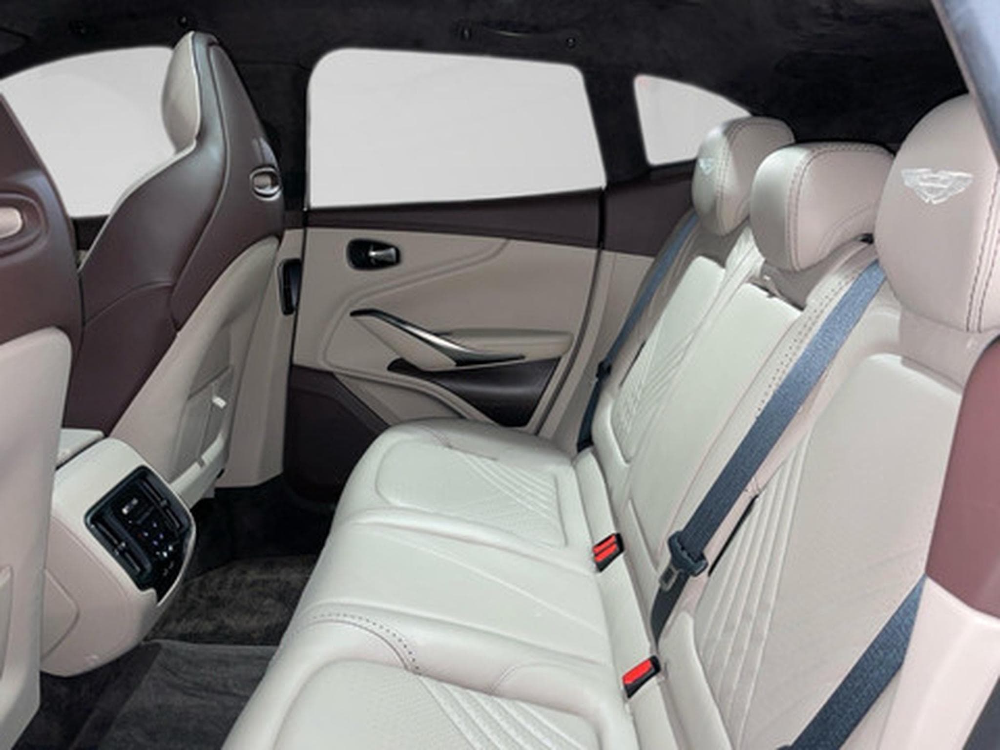 Aston-Martin DBX 4.0 V8 4WD Auto MY21 (2026) - Photo 11