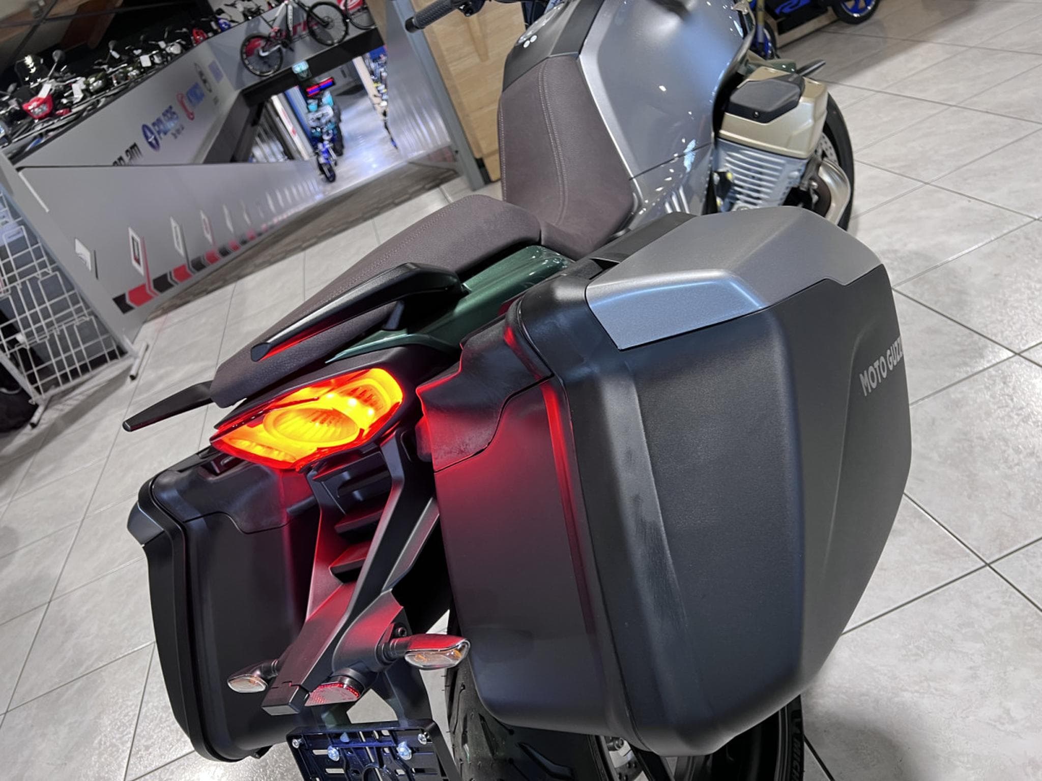 Moto Guzzi V100 S MANDELLO (2026) - Photo 4