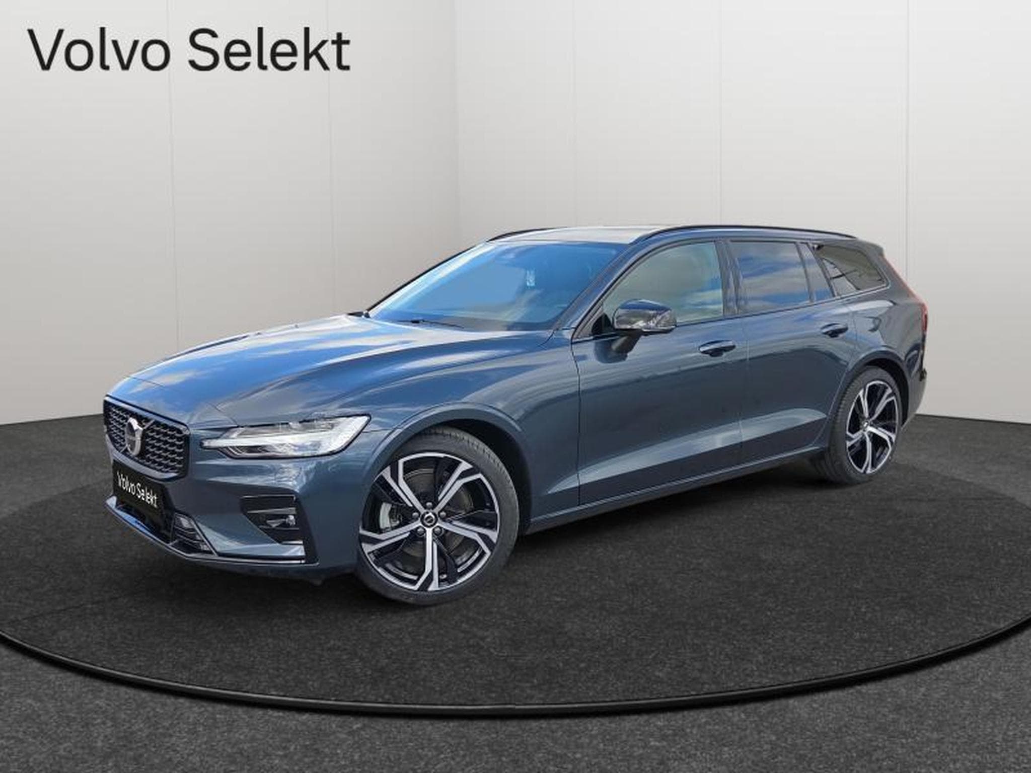 Volvo V60 B4 Plus Dark / Essence (2025) - Photo 1