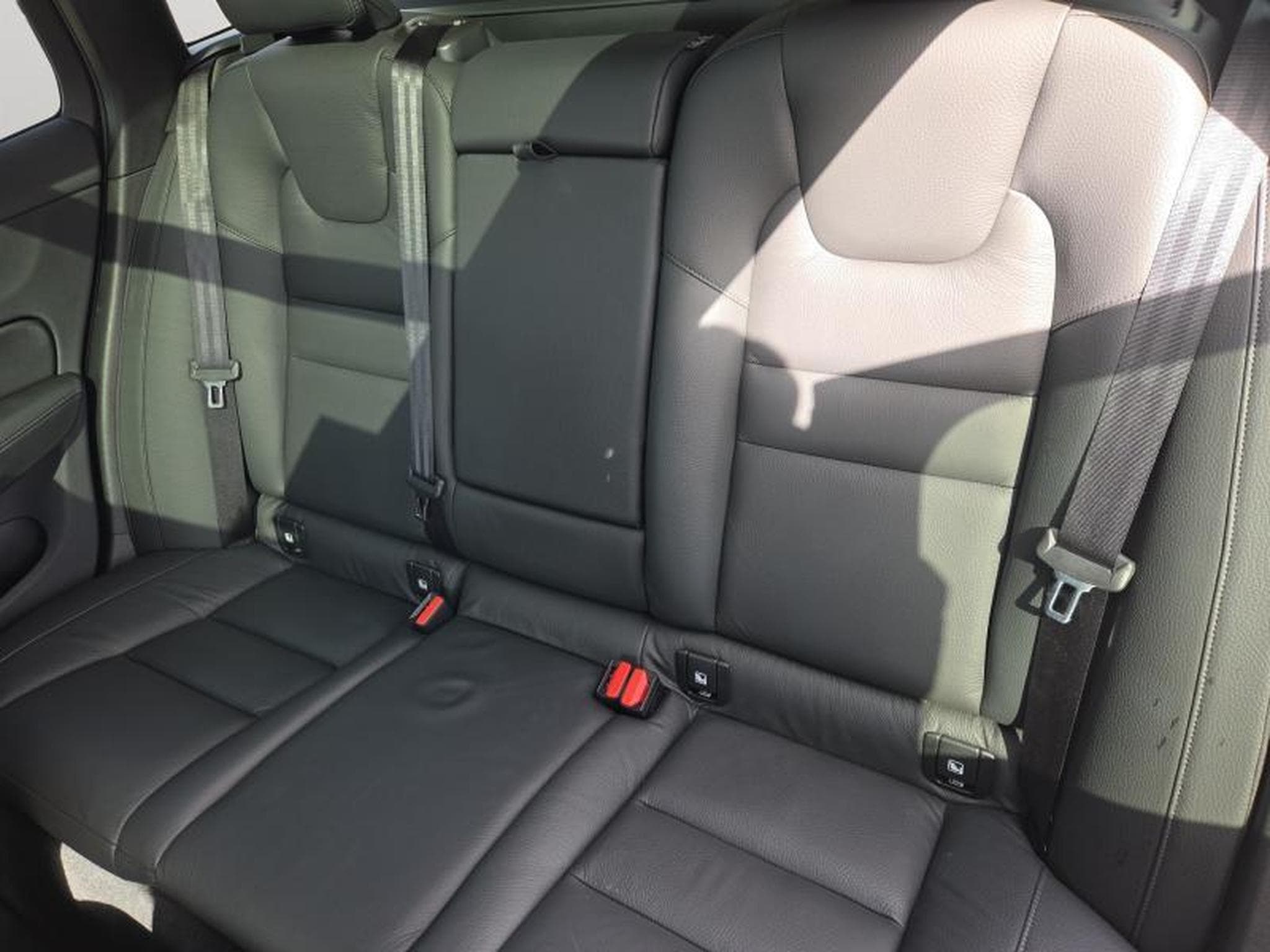 Volvo V60 B4 Plus Dark / Essence (2025) - Photo 13