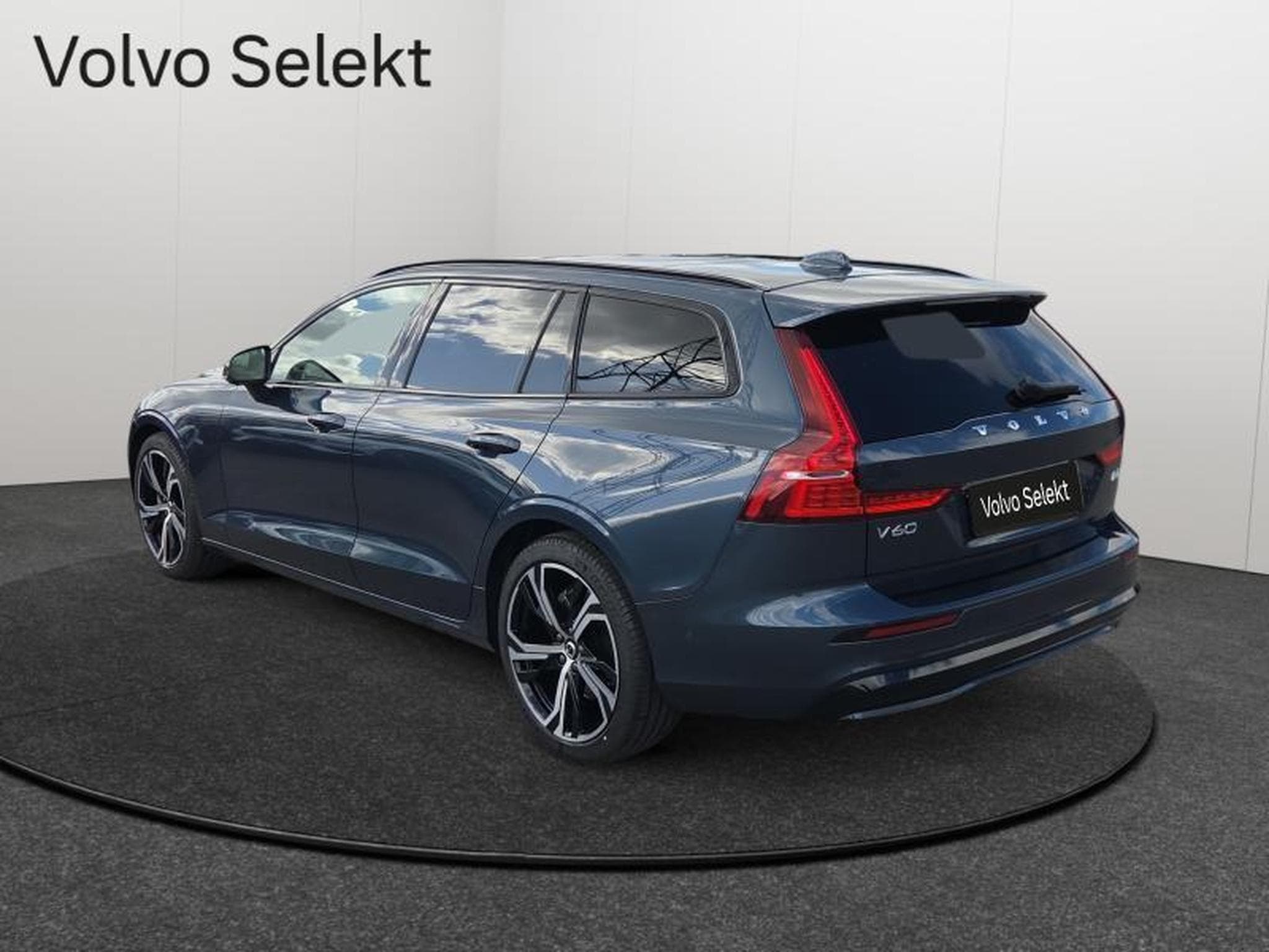 Volvo V60 B4 Plus Dark / Essence (2025) - Photo 3