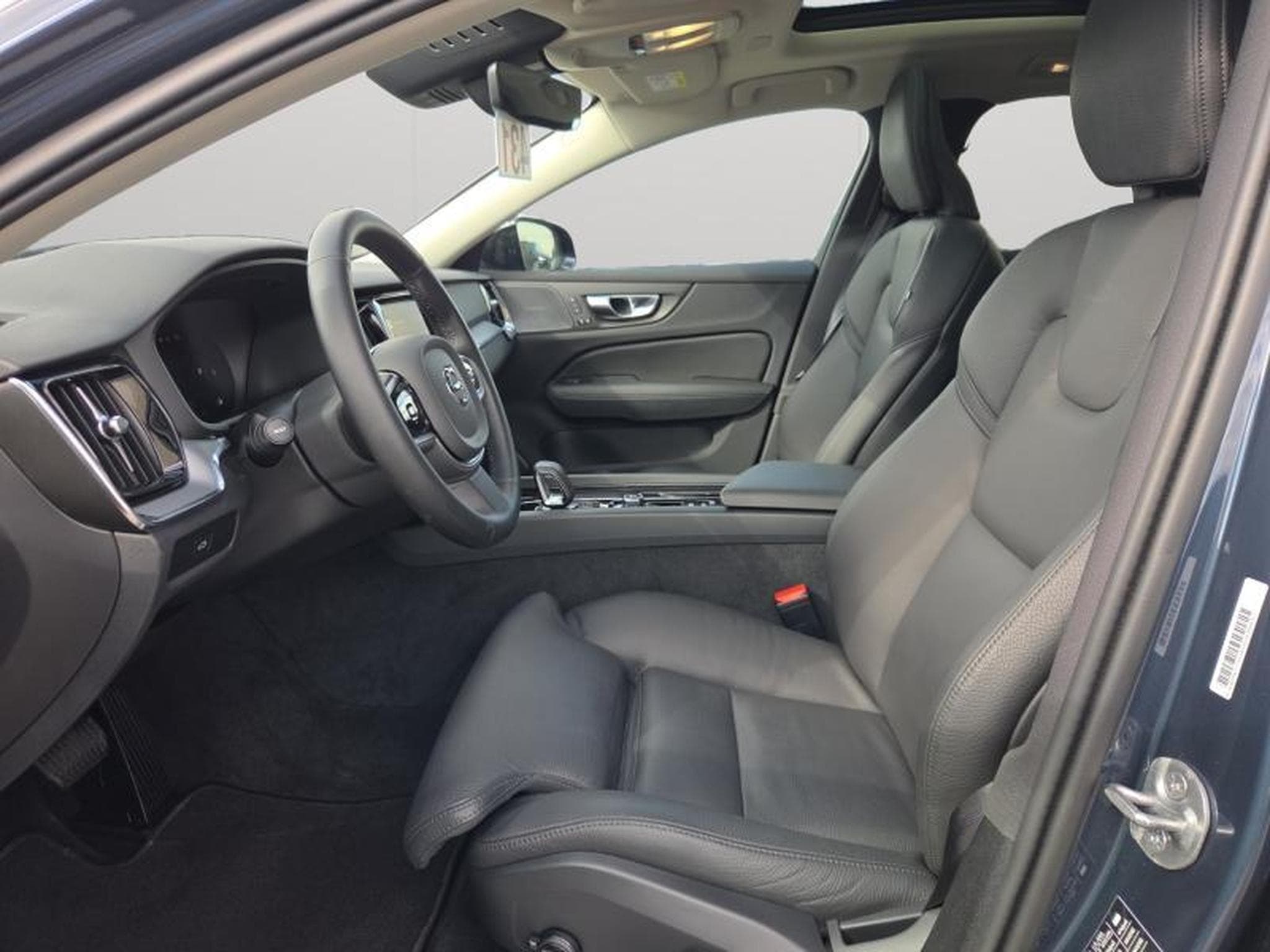 Volvo V60 B4 Plus Dark / Essence (2025) - Photo 9