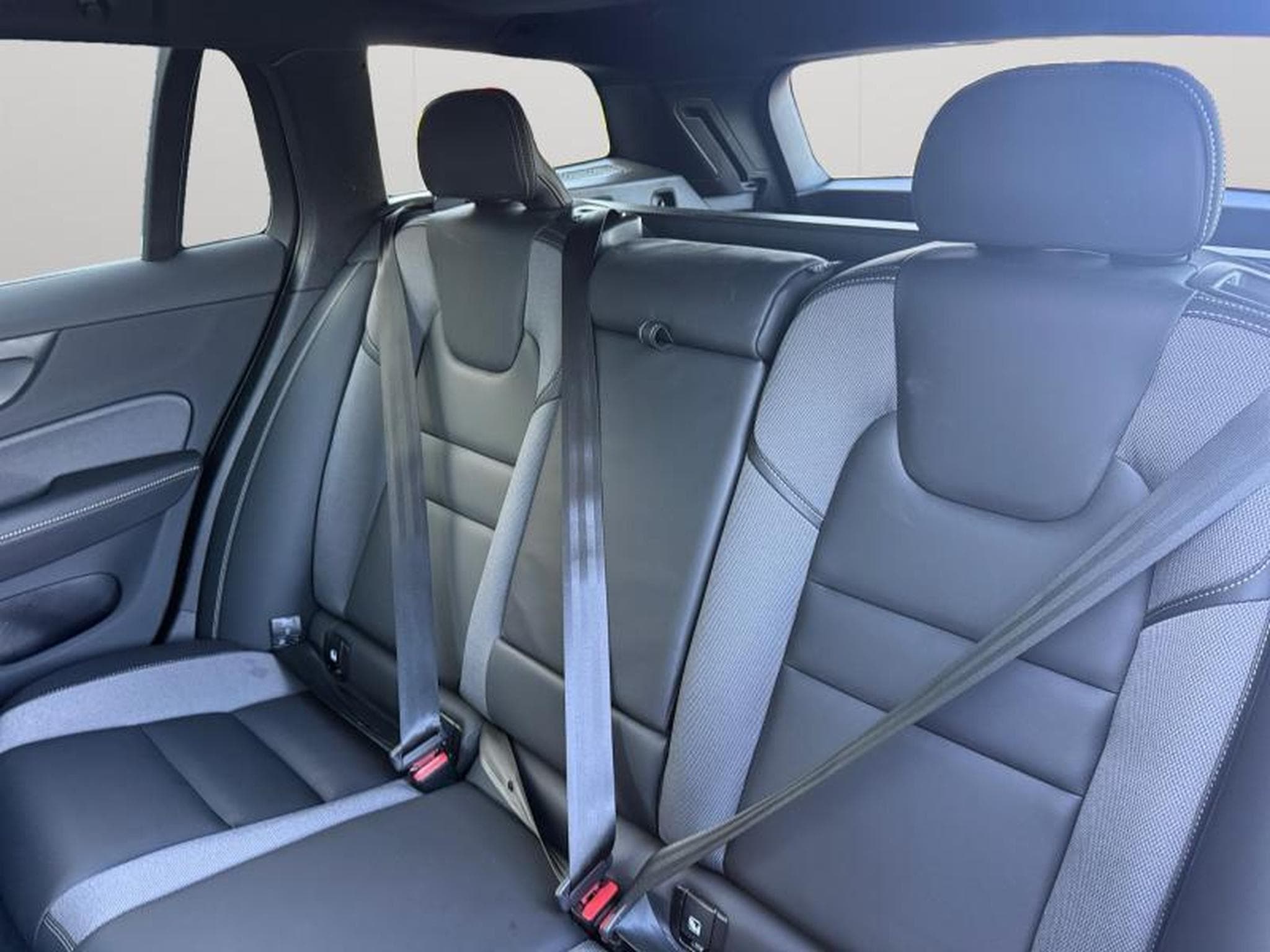 Volvo V60 T6 Plus Dark / Hybride (2025) - Photo 13