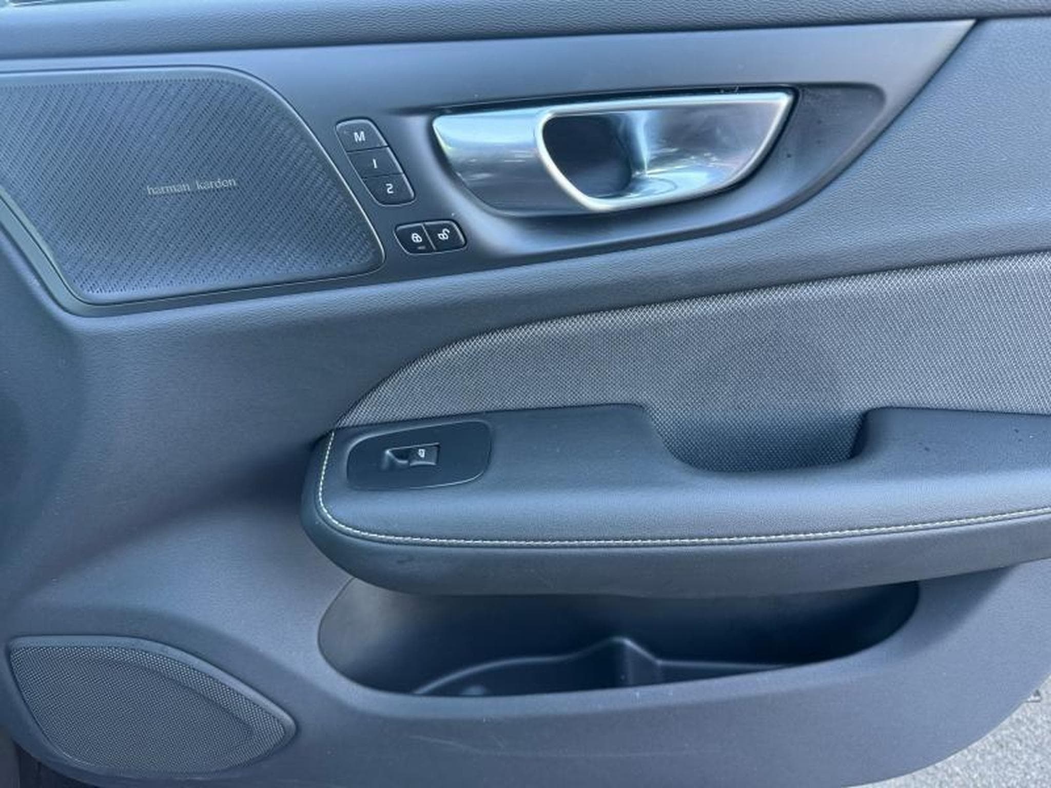 Volvo V60 T6 Plus Dark / Hybride (2025) - Photo 21