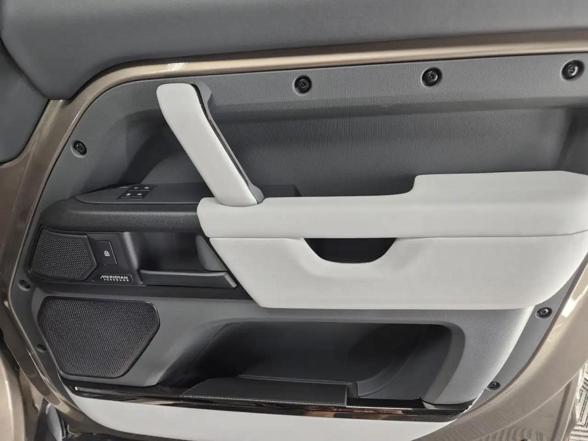 Land-Rover Defender (2025) - Photo 21