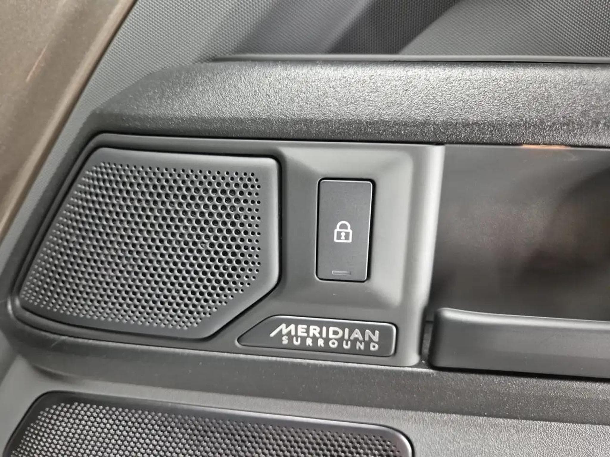 Land-Rover Defender (2025) - Photo 22