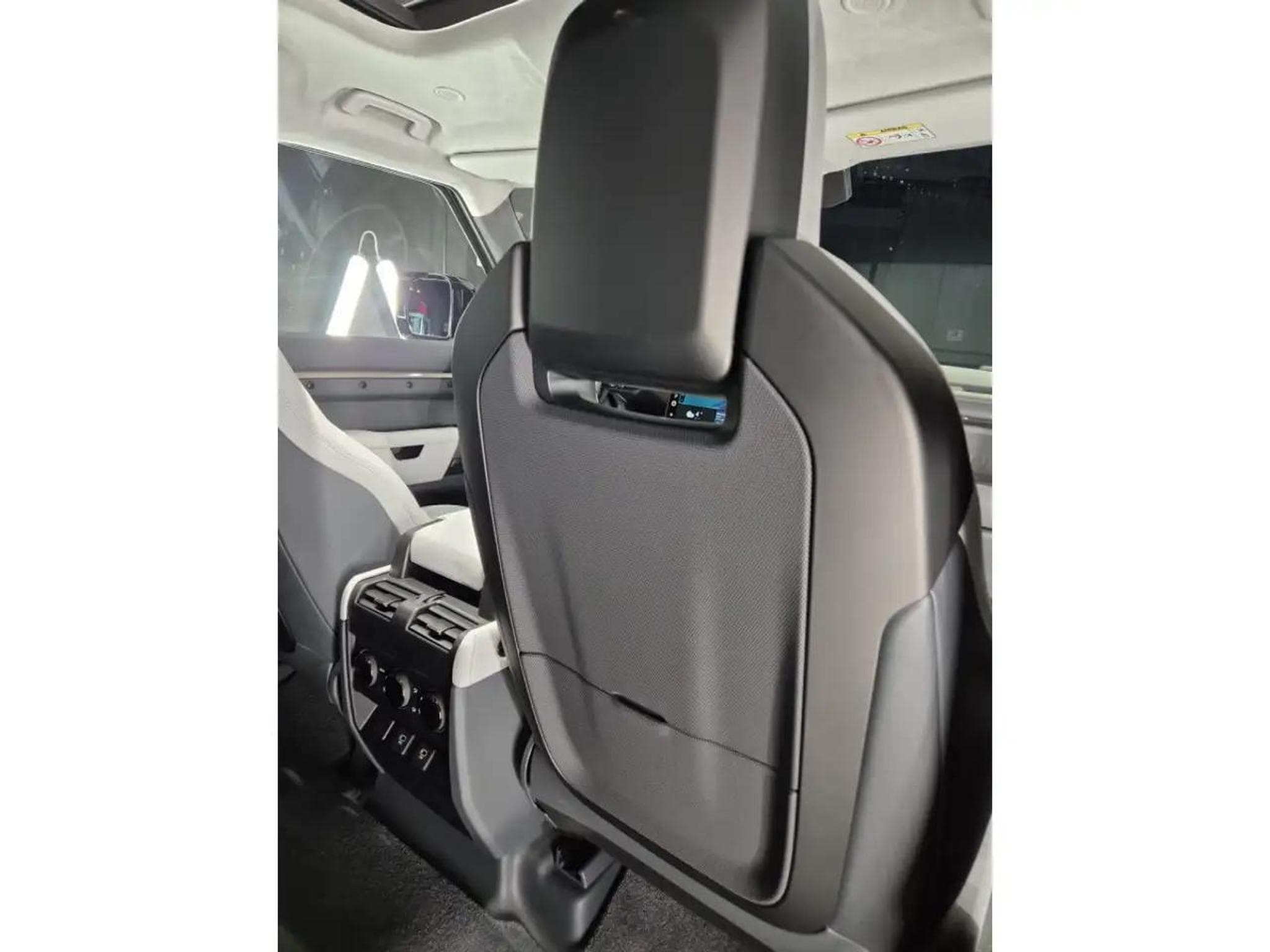 Land-Rover Defender (2025) - Photo 23