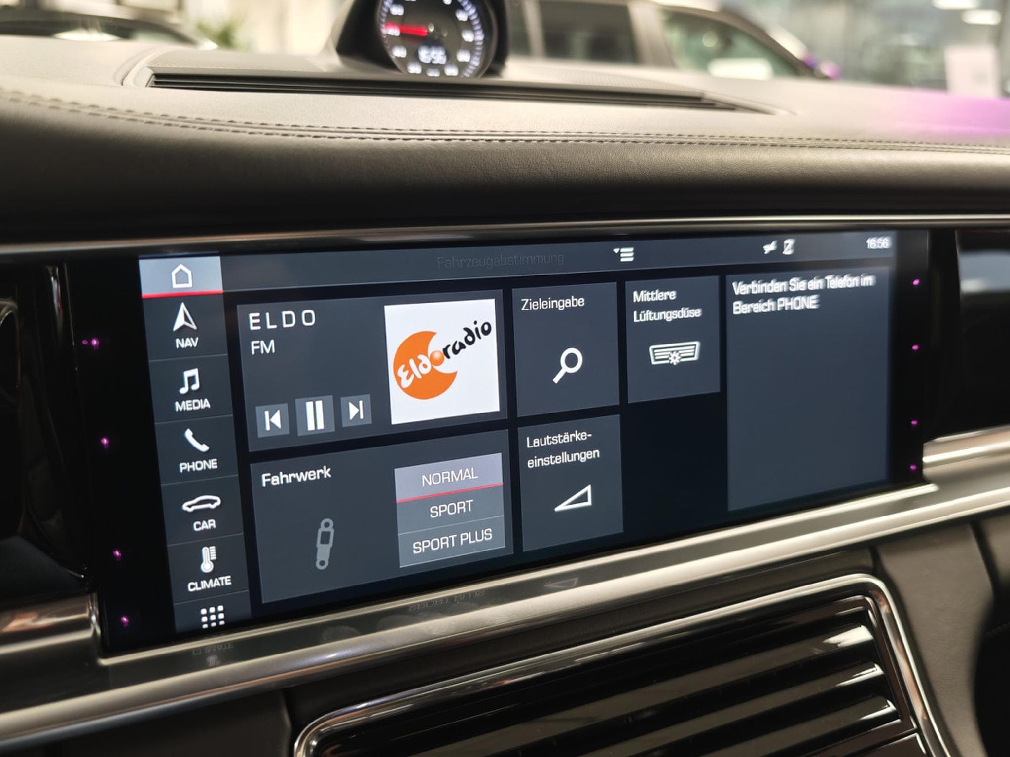 Porsche Panamera Panamera S4 (2017) - Photo 23