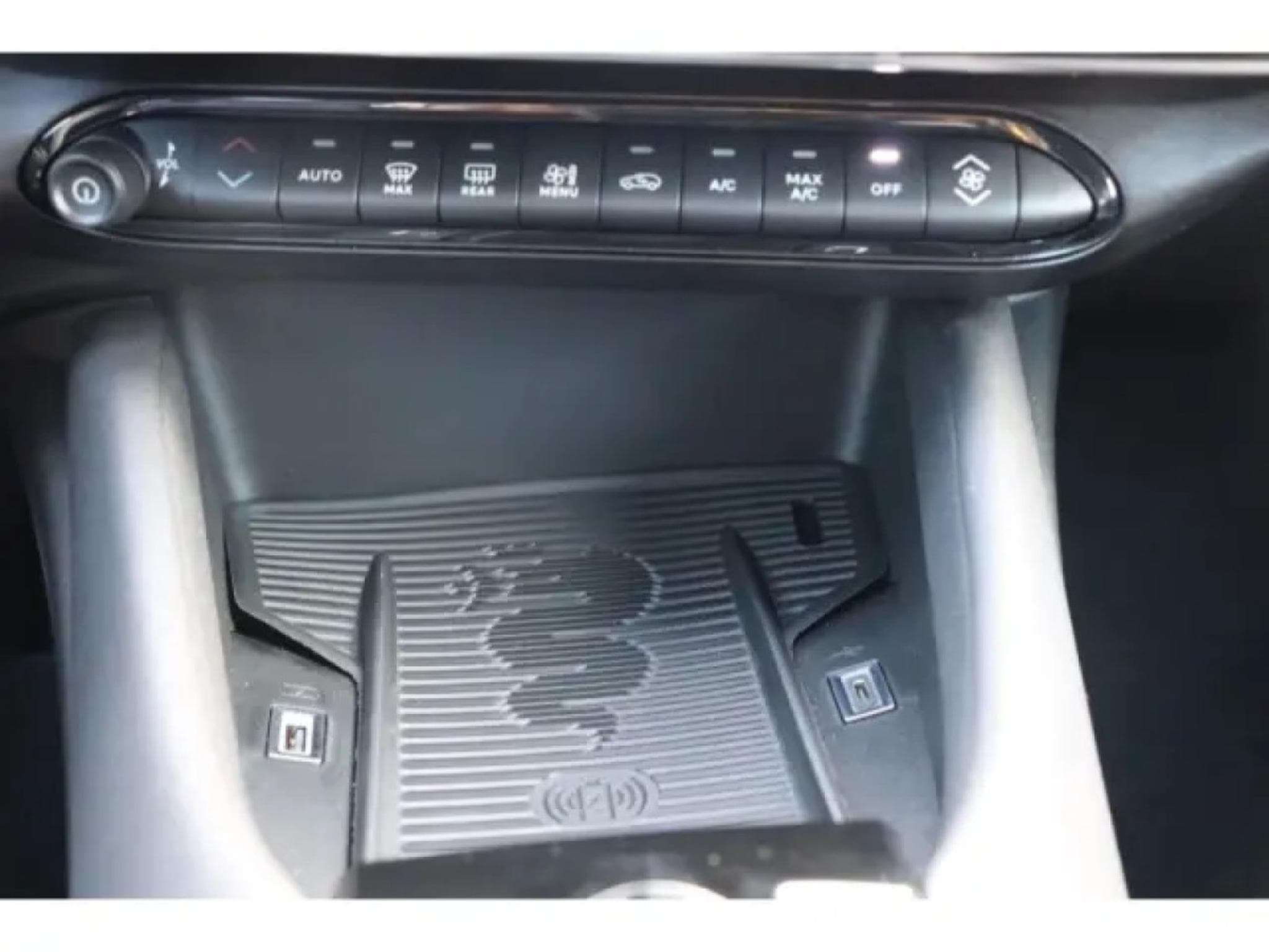 Alfa-Romeo Junior Ibrida Speciale 1.2 VGT (2025) - Photo 21