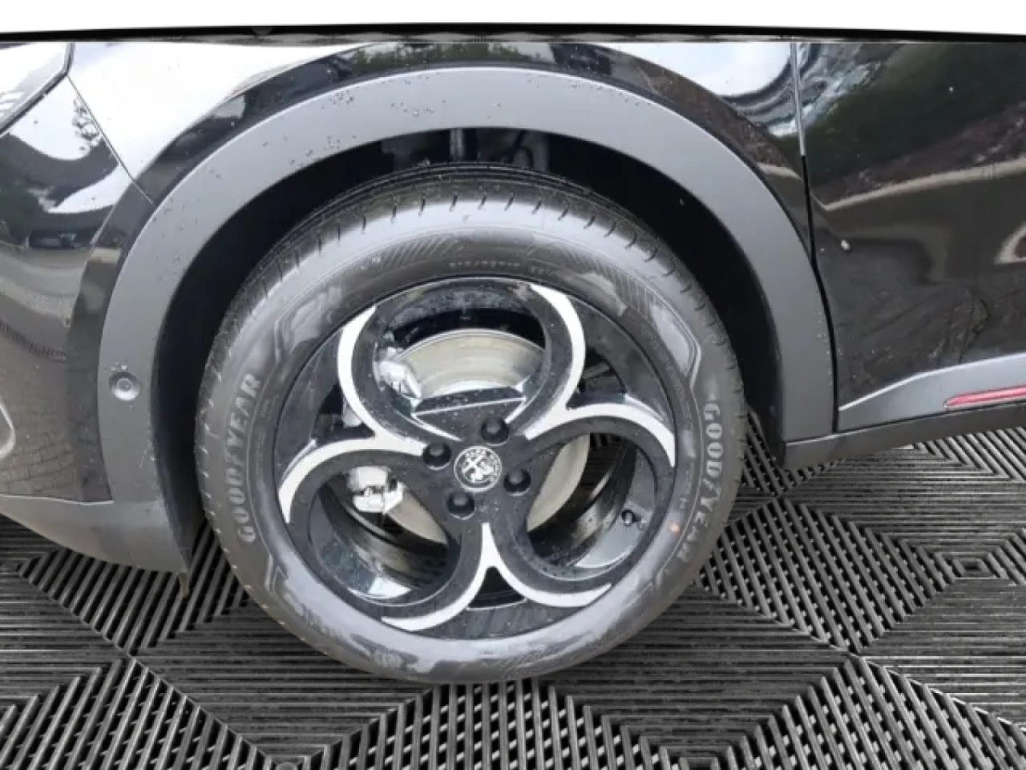 Alfa-Romeo Junior Ibrida Speciale 1.2 VGT (2025) - Photo 25