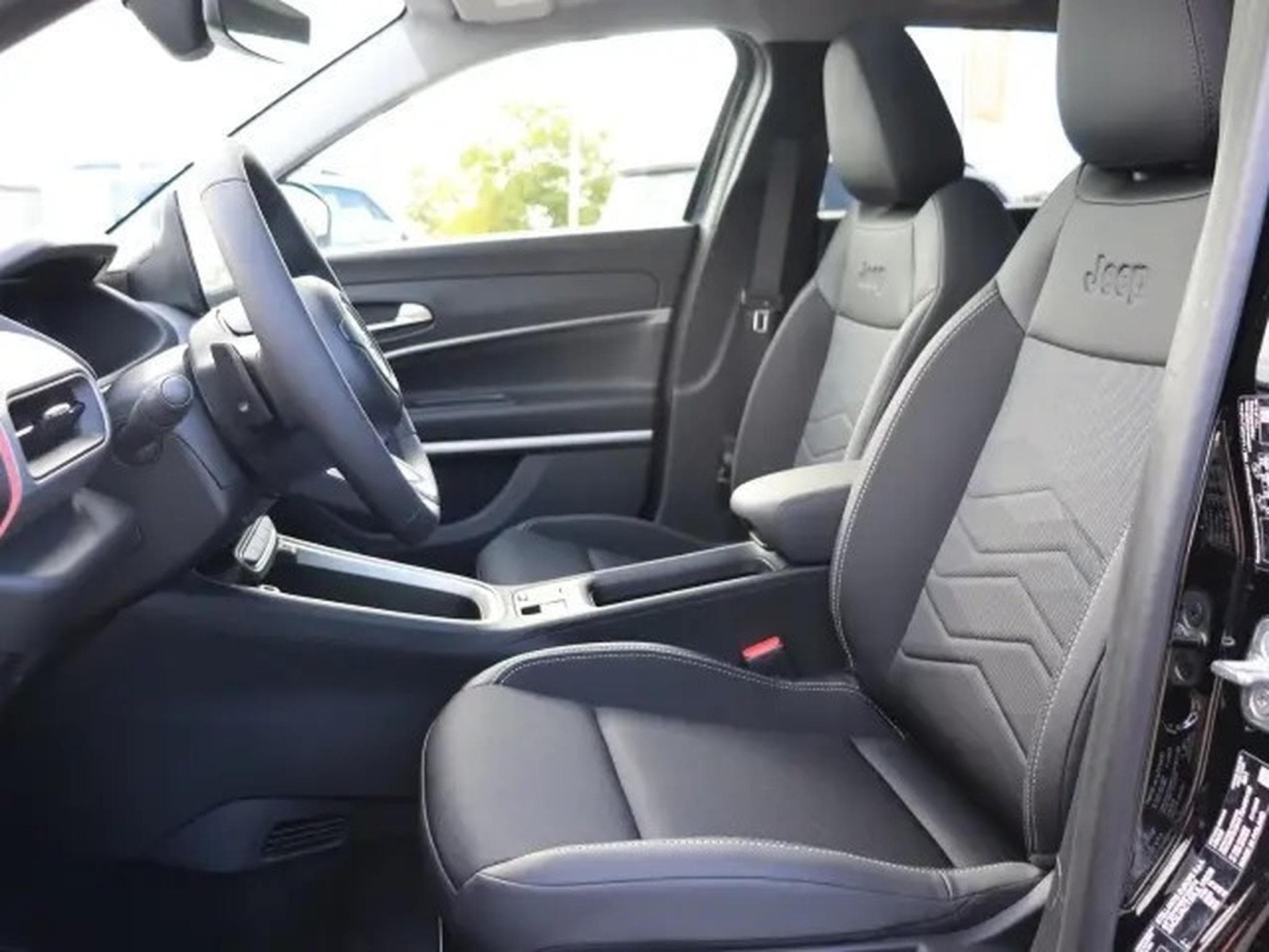 Jeep Avenger Summit e-Hybrid 1.2 (2025) - Photo 12