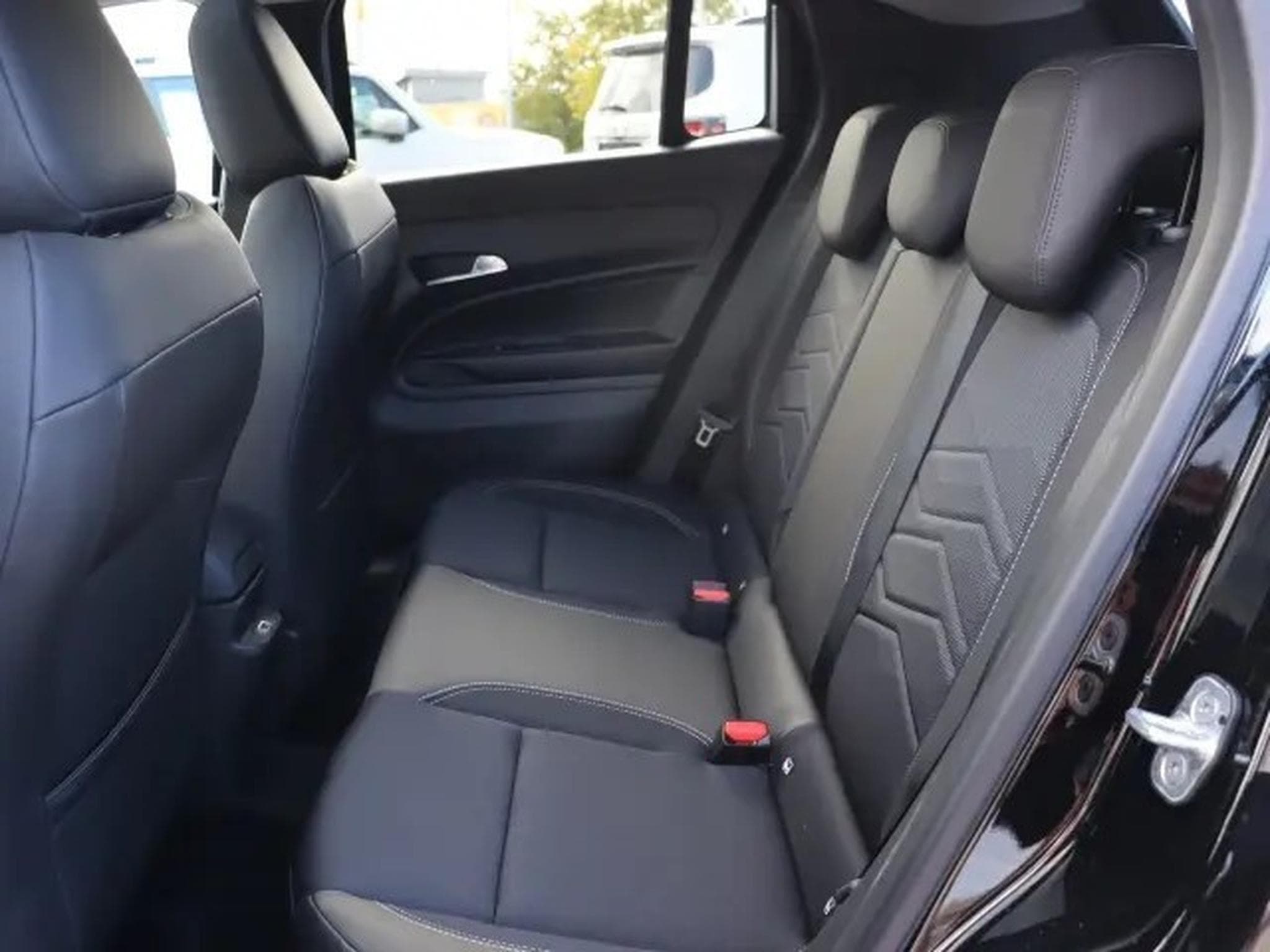 Jeep Avenger Summit e-Hybrid 1.2 (2025) - Photo 13