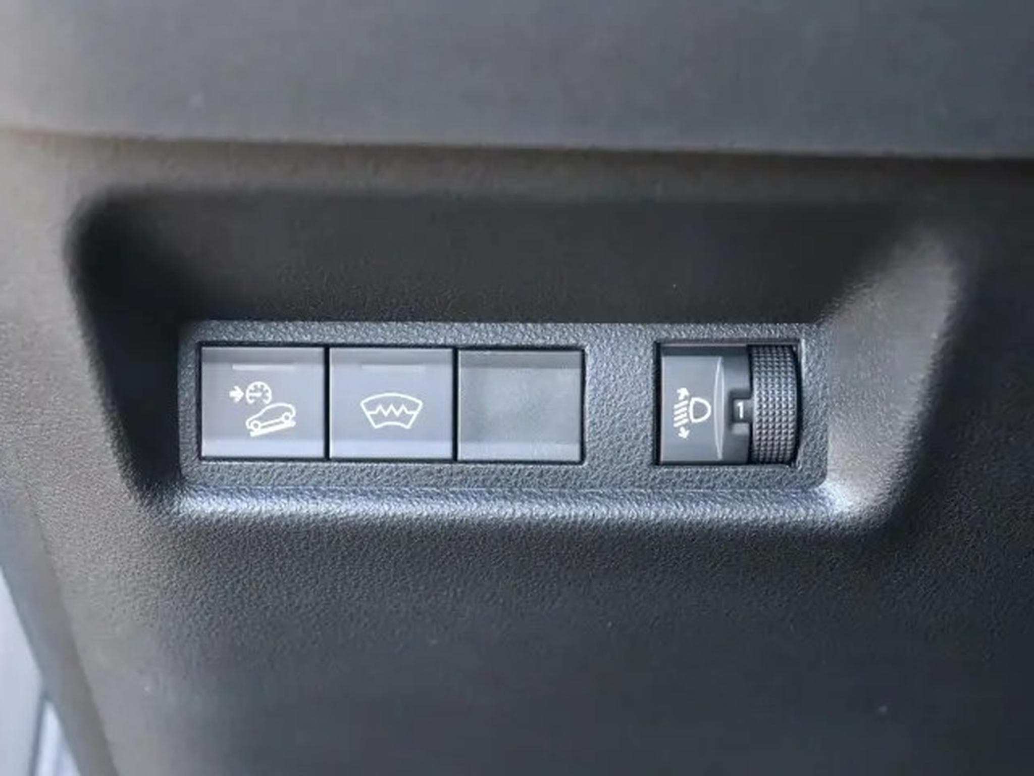 Jeep Avenger Summit e-Hybrid 1.2 (2025) - Photo 23