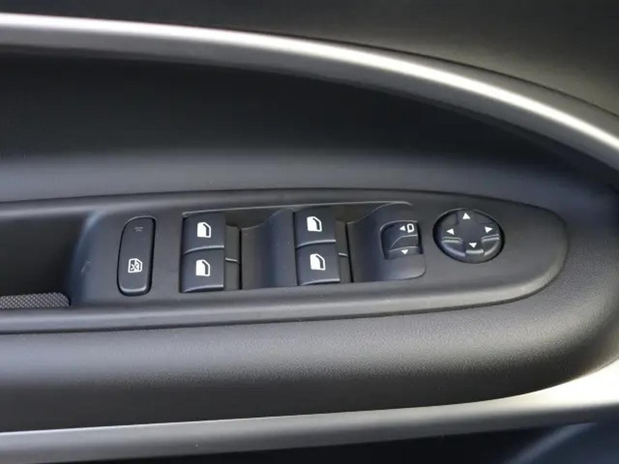 Jeep Avenger Summit e-Hybrid 1.2 (2025) - Photo 24