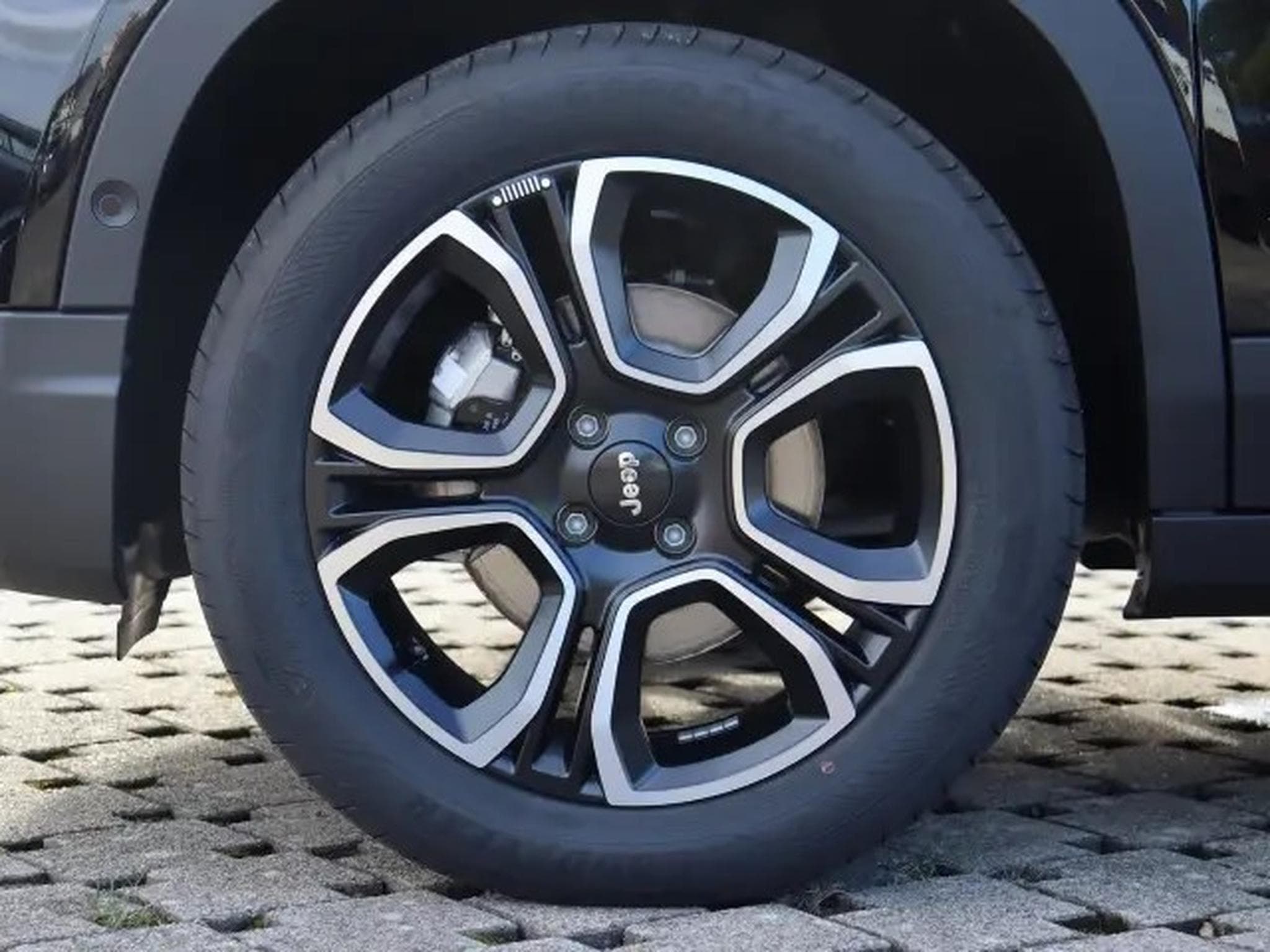 Jeep Avenger Summit e-Hybrid 1.2 (2025) - Photo 25