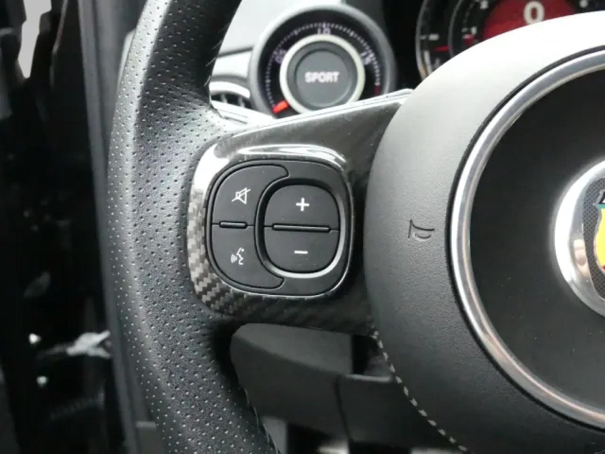 Abarth 695 1.4 T-JET 180 (2023) - Photo 15