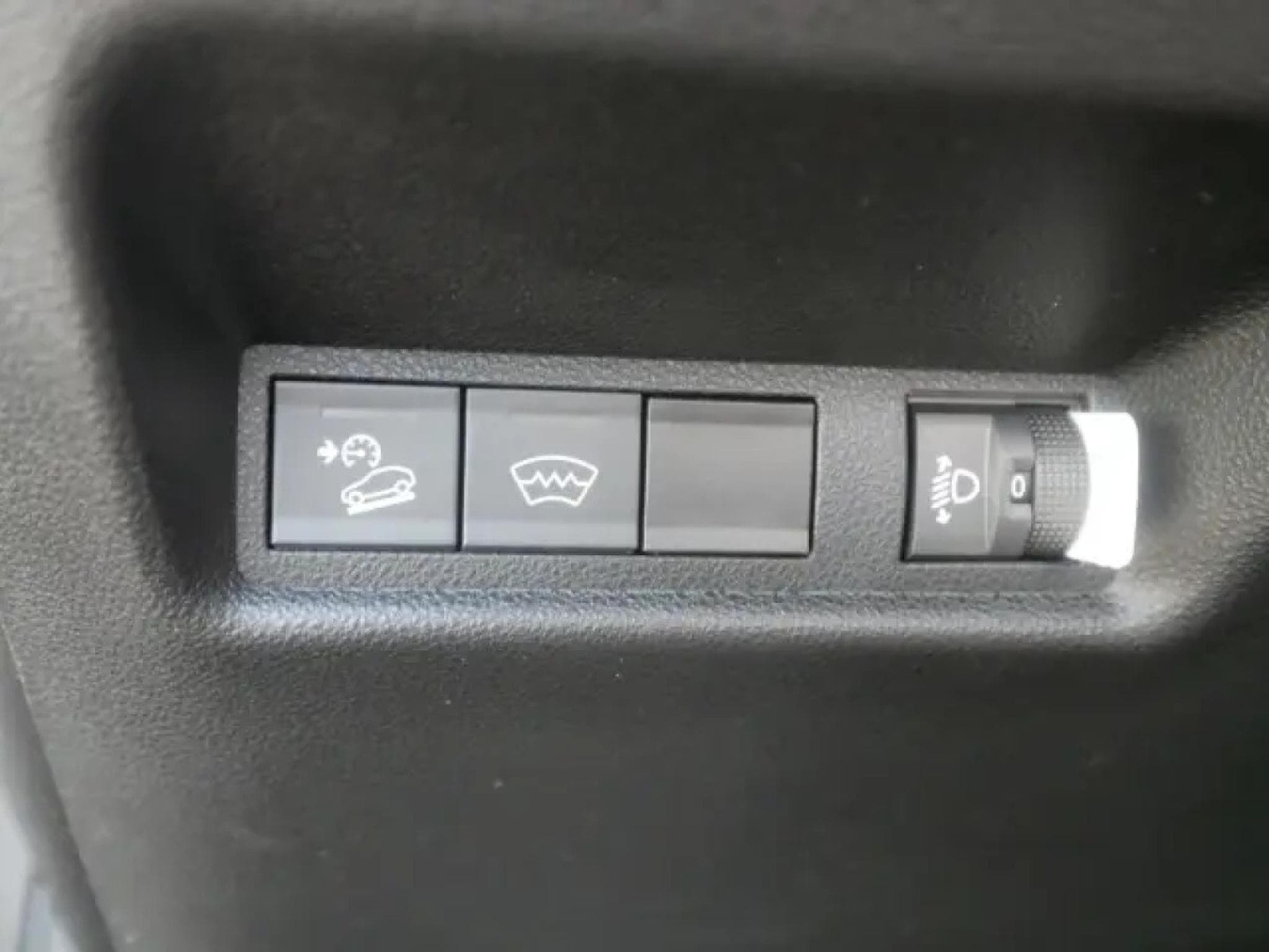 Jeep Avenger LONGITUDE e-Hybrid 1.2 (2025) - Photo 21