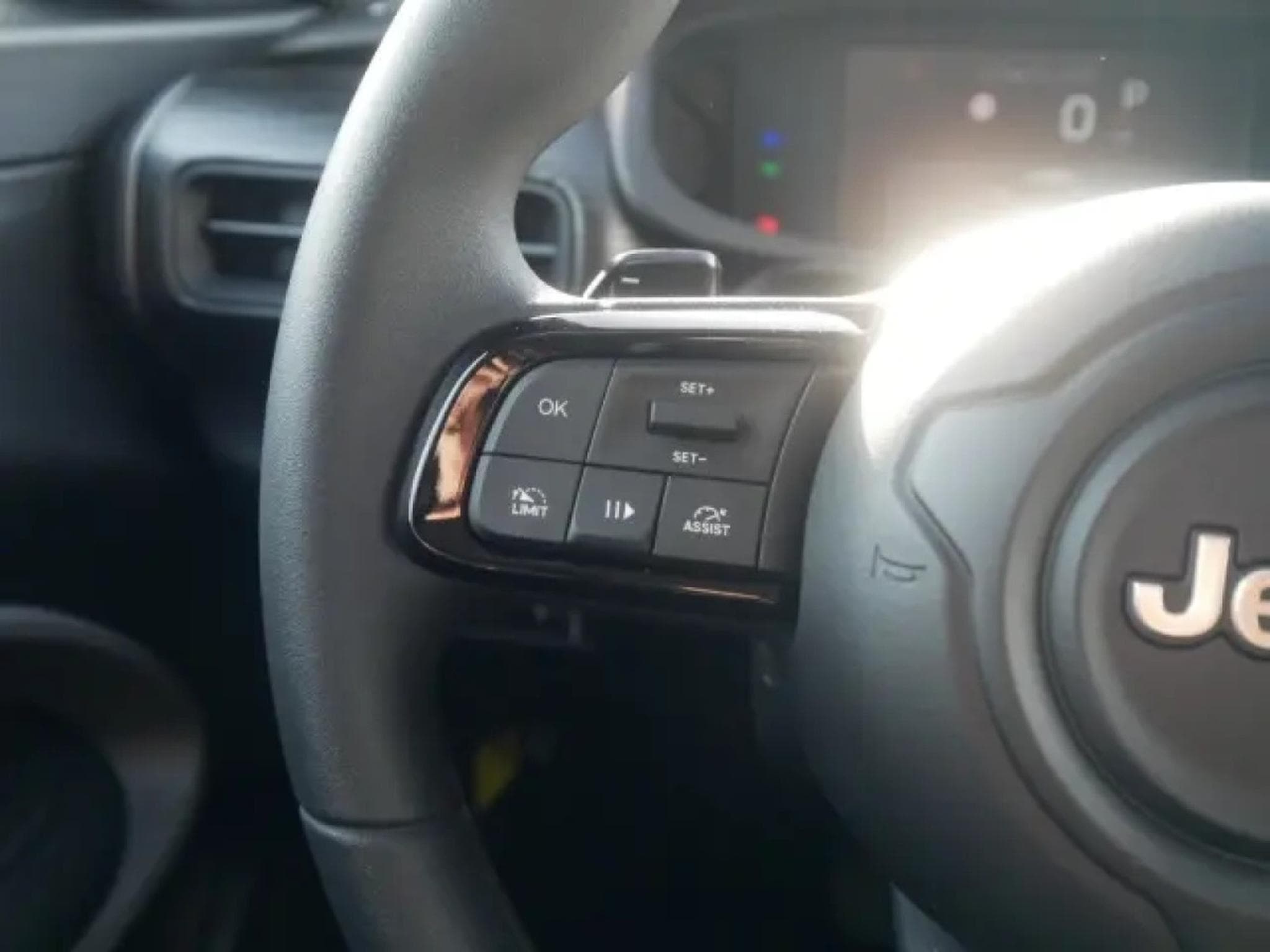 Jeep Avenger LONGITUDE e-Hybrid 1.2 (2025) - Photo 22