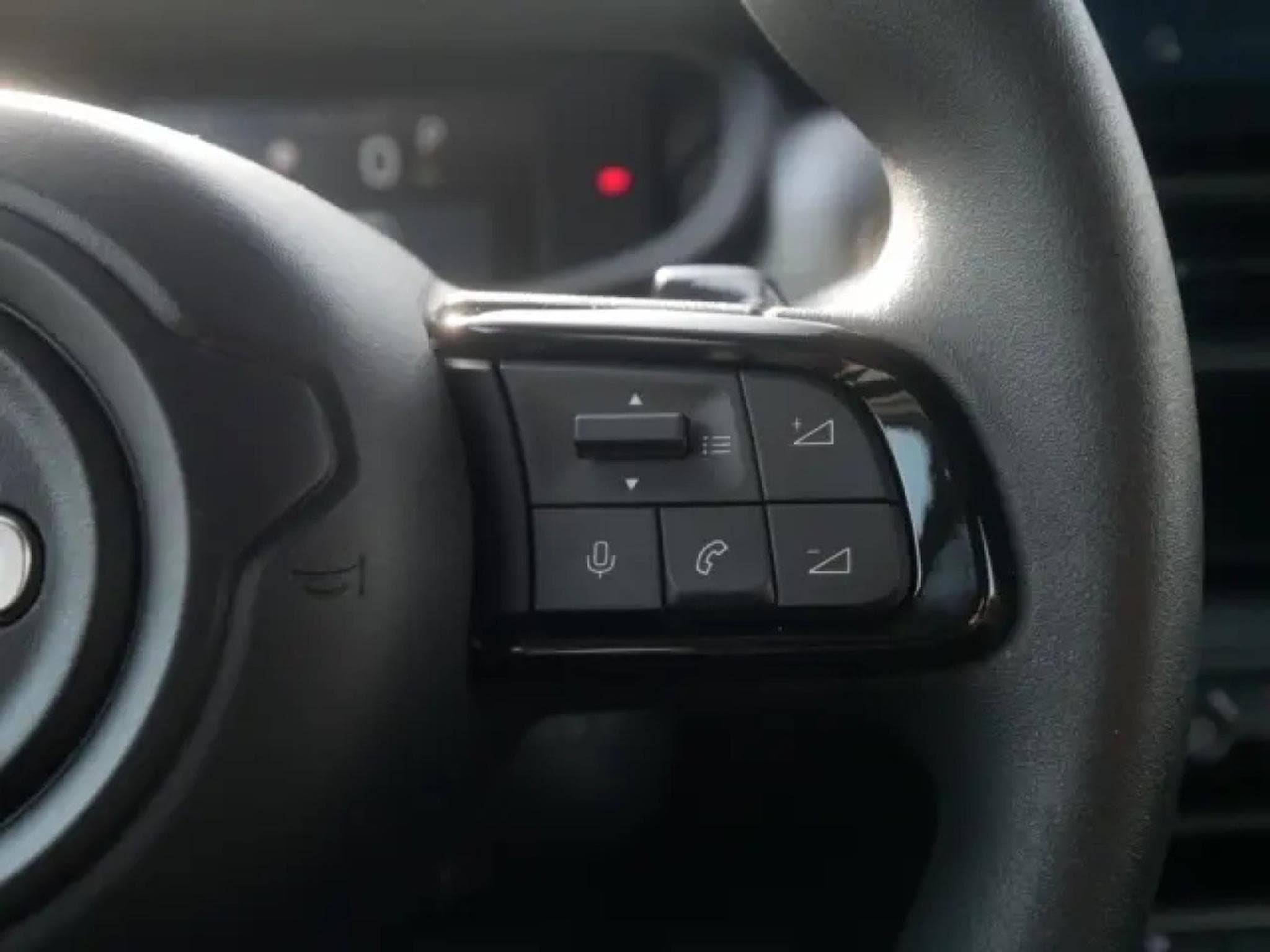 Jeep Avenger LONGITUDE e-Hybrid 1.2 (2025) - Photo 23