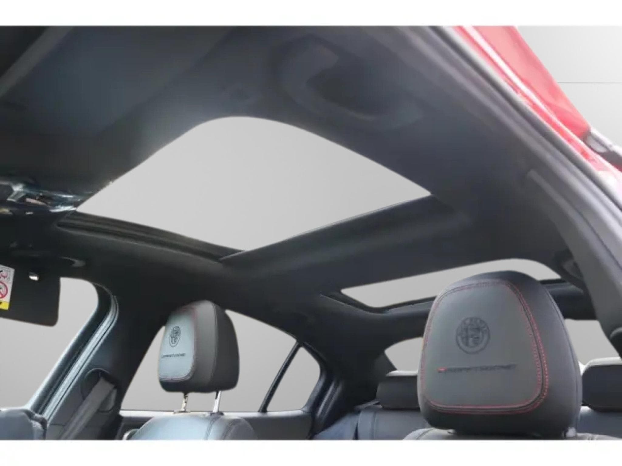 Alfa-Romeo Giulia COMPETIZIONE 2.0 TURBO (2023) - Photo 11