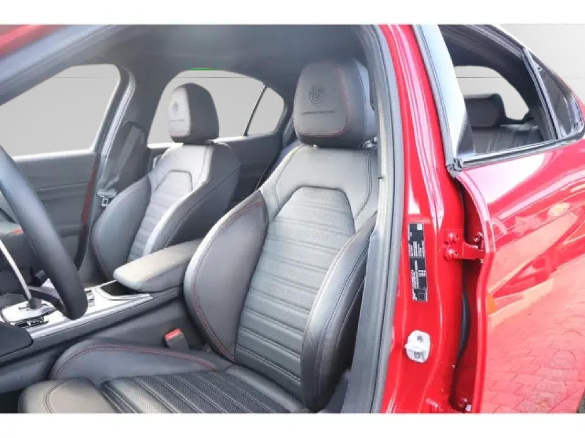 Alfa-Romeo Giulia COMPETIZIONE 2.0 TURBO (2023) - Photo 12