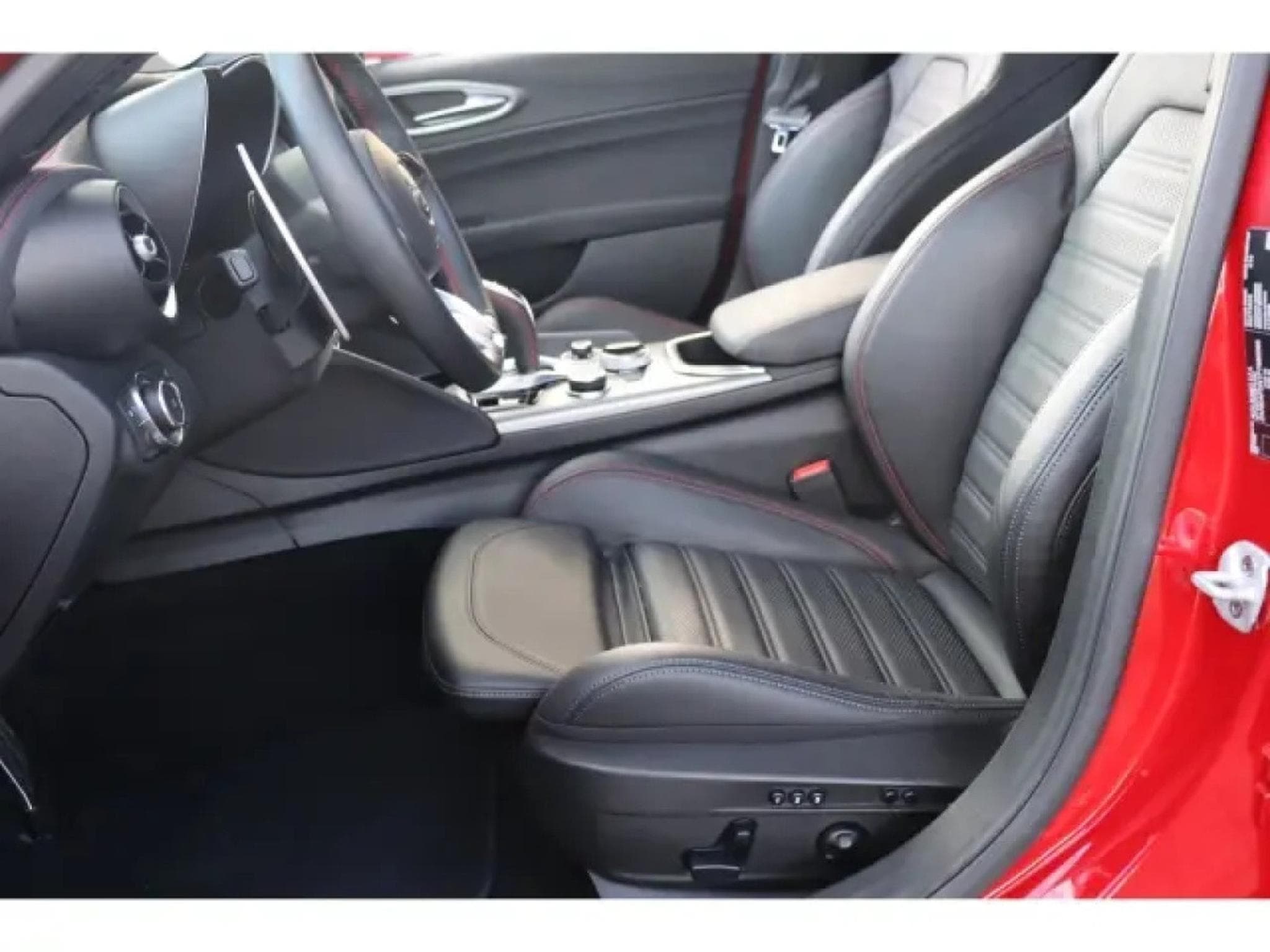 Alfa-Romeo Giulia COMPETIZIONE 2.0 TURBO (2023) - Photo 13