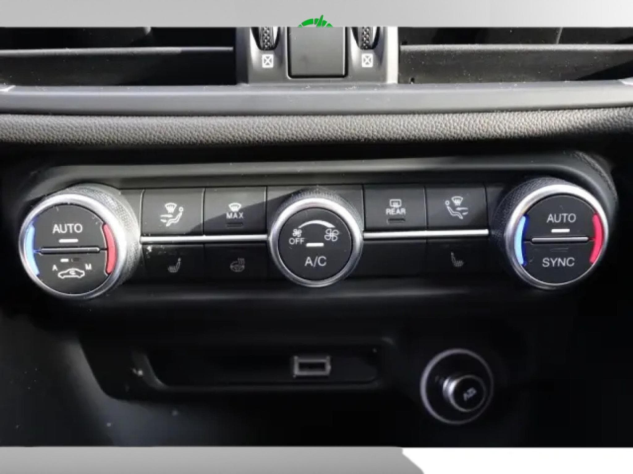 Alfa-Romeo Giulia COMPETIZIONE 2.0 TURBO (2023) - Photo 21