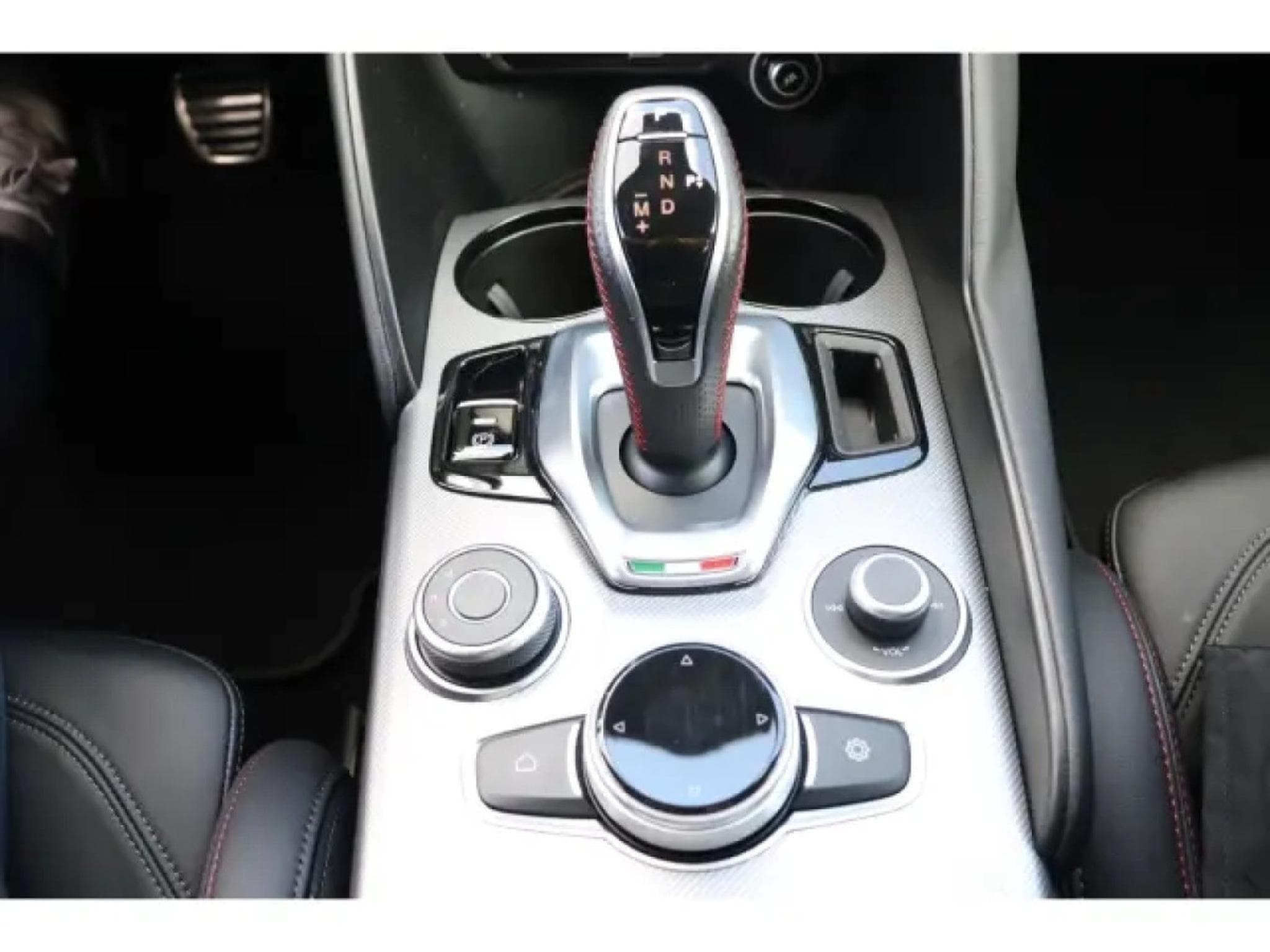 Alfa-Romeo Giulia COMPETIZIONE 2.0 TURBO (2023) - Photo 22