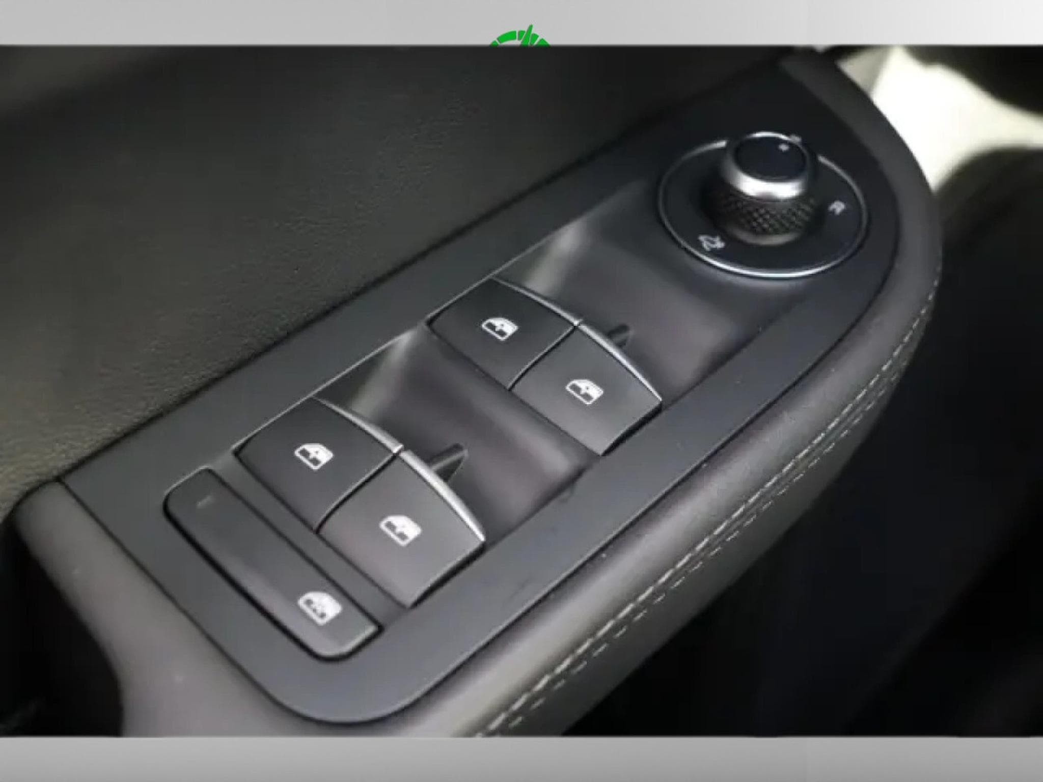 Alfa-Romeo Giulia COMPETIZIONE 2.0 TURBO (2023) - Photo 23