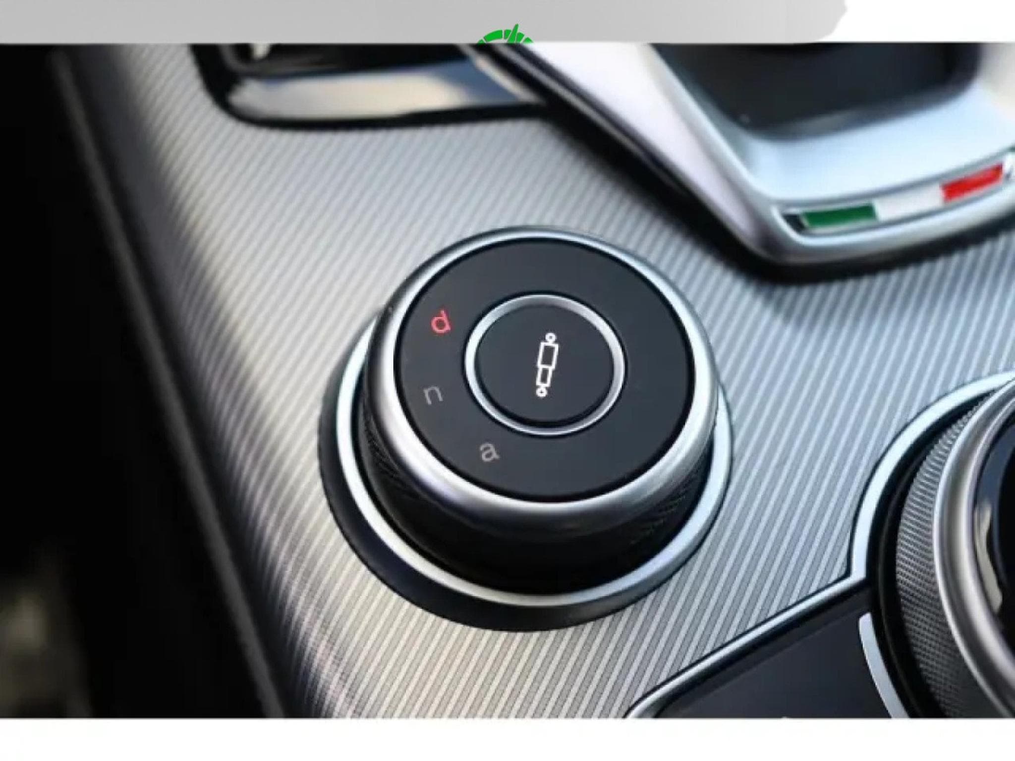 Alfa-Romeo Giulia COMPETIZIONE 2.0 TURBO (2023) - Photo 24