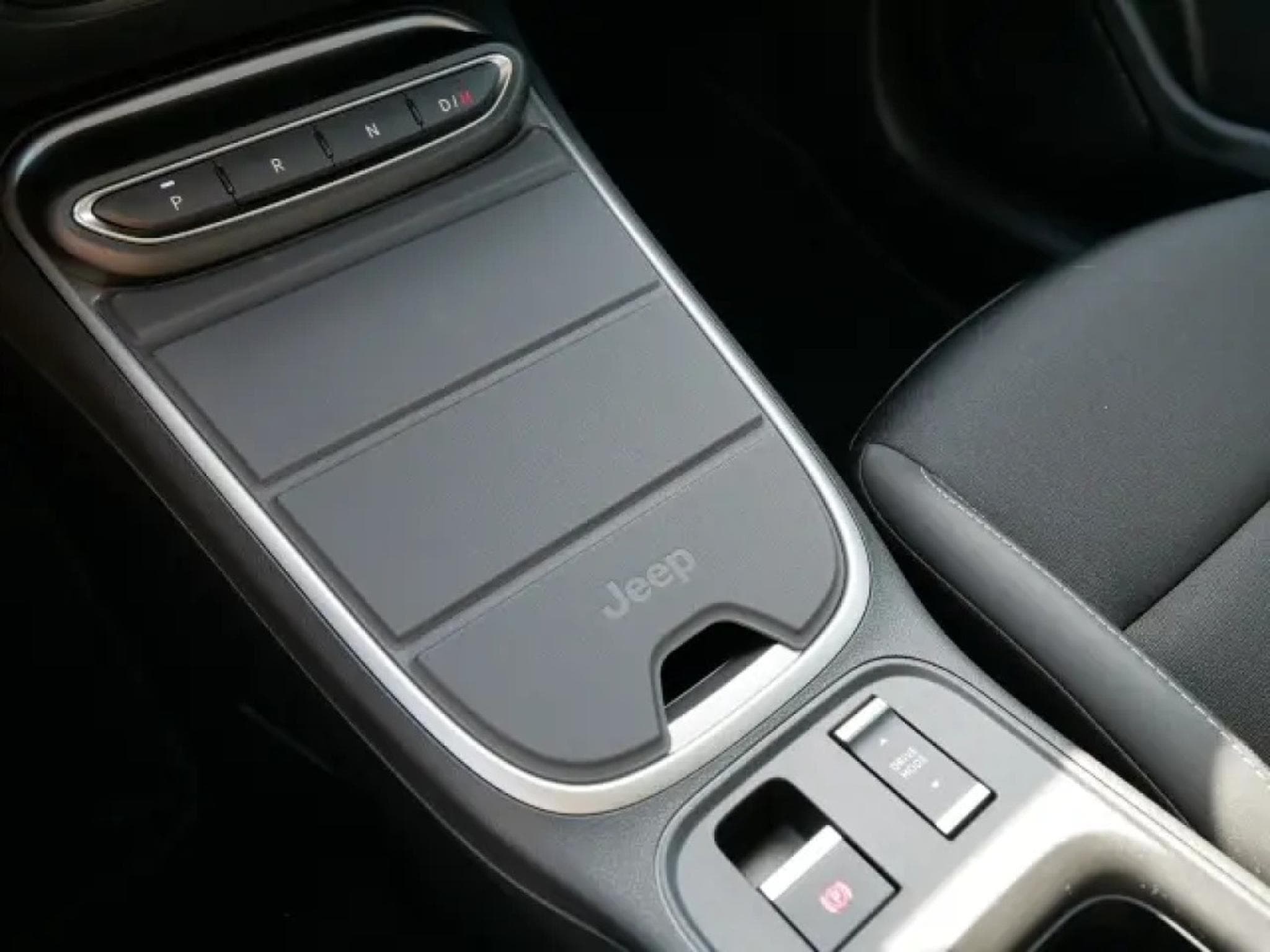 Jeep Avenger Summit e-Hybrid 1.2 (2025) - Photo 20