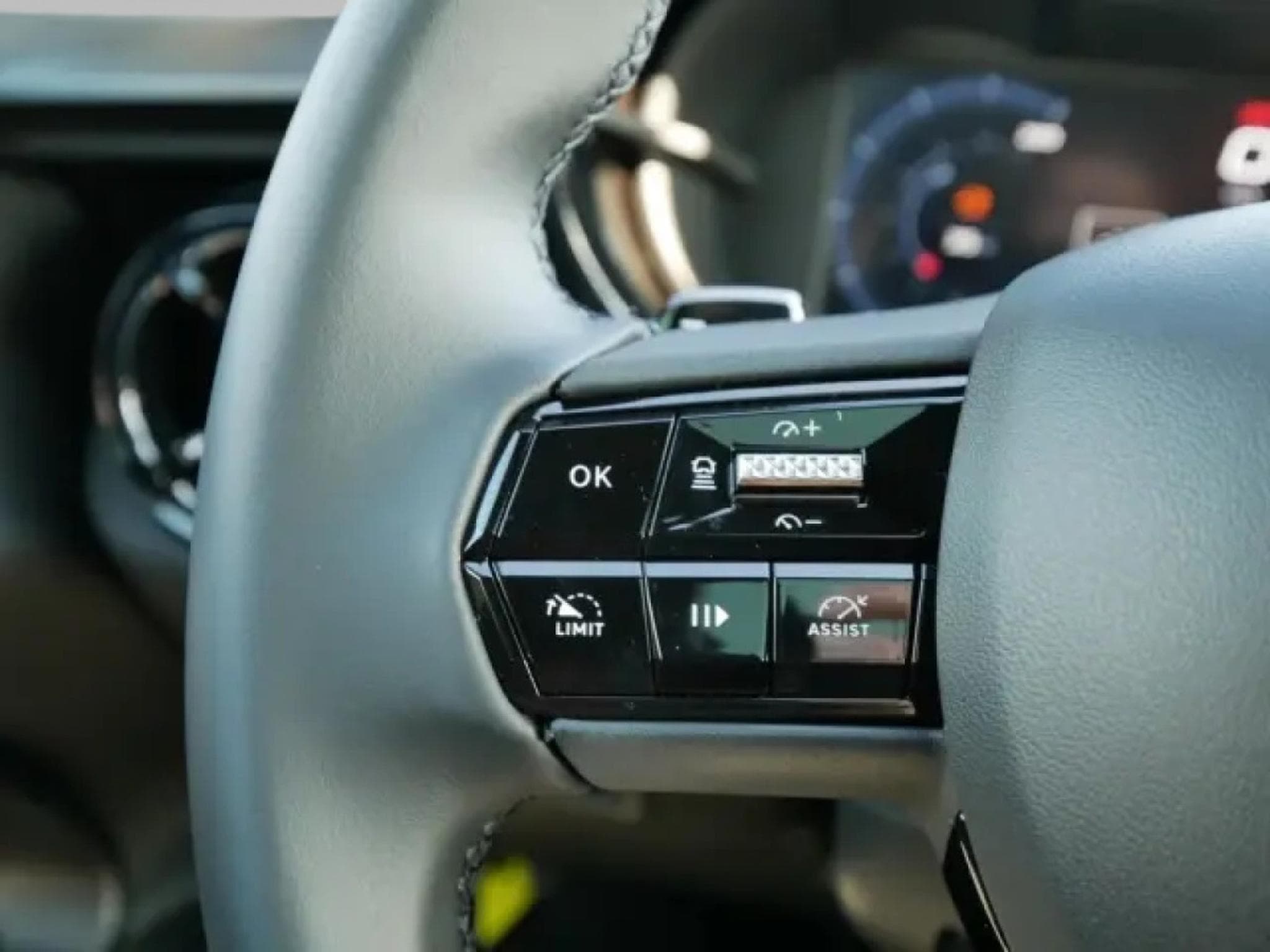 Alfa-Romeo Junior Ibrida Speciale 1.2 VGT (2025) - Photo 20