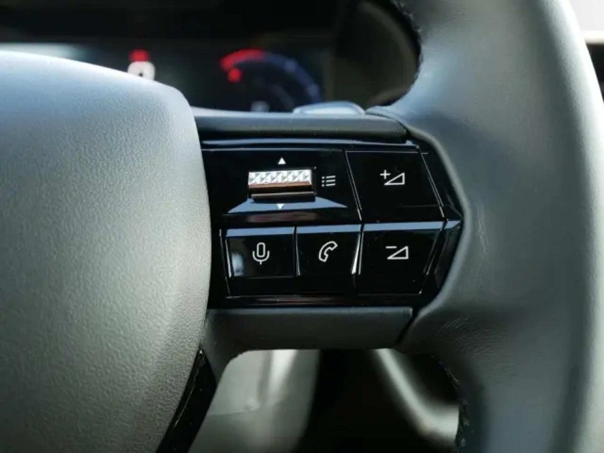 Alfa-Romeo Junior Ibrida Speciale 1.2 VGT (2025) - Photo 21