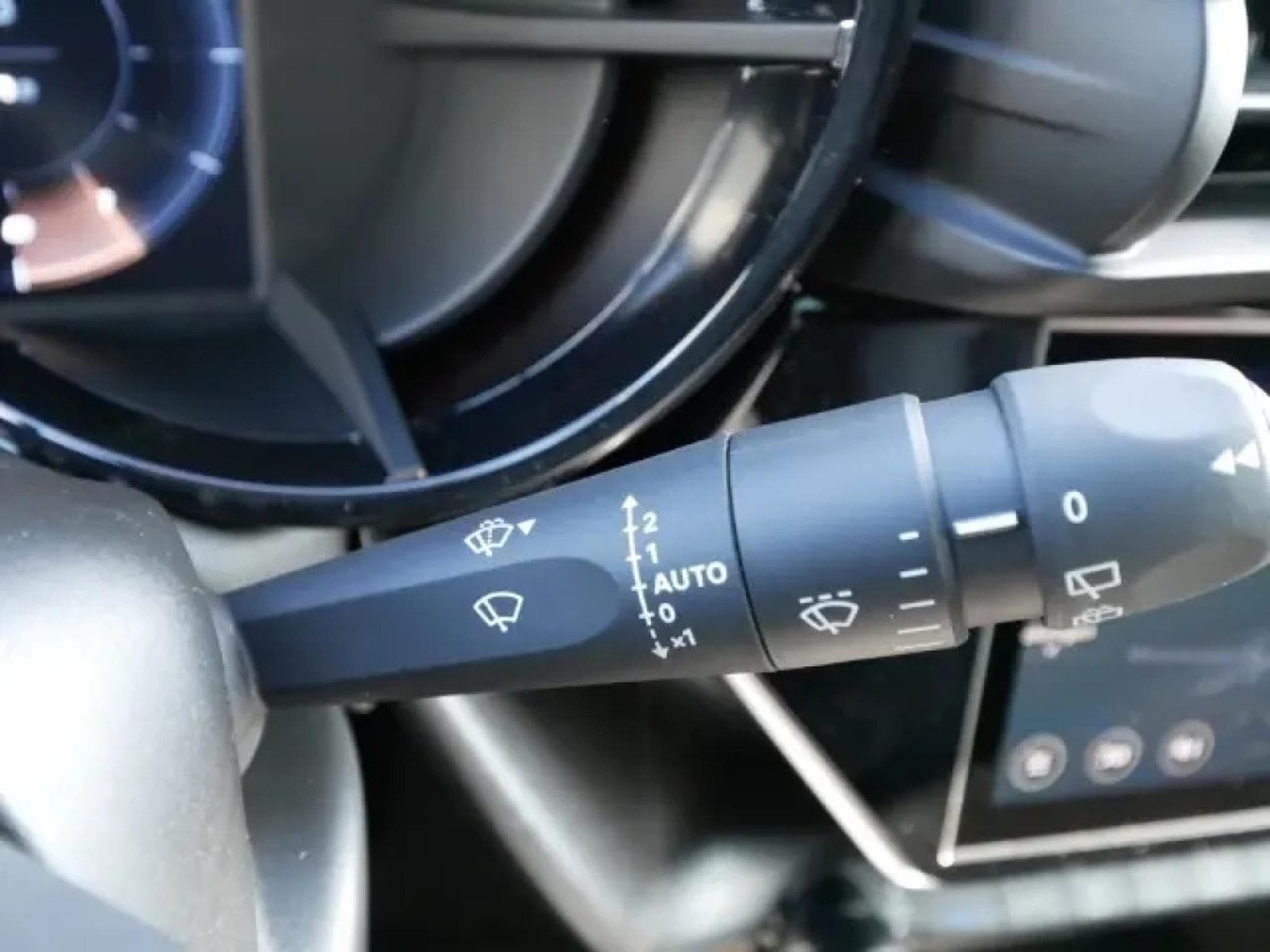 Alfa-Romeo Junior Ibrida Speciale 1.2 VGT (2025) - Photo 23