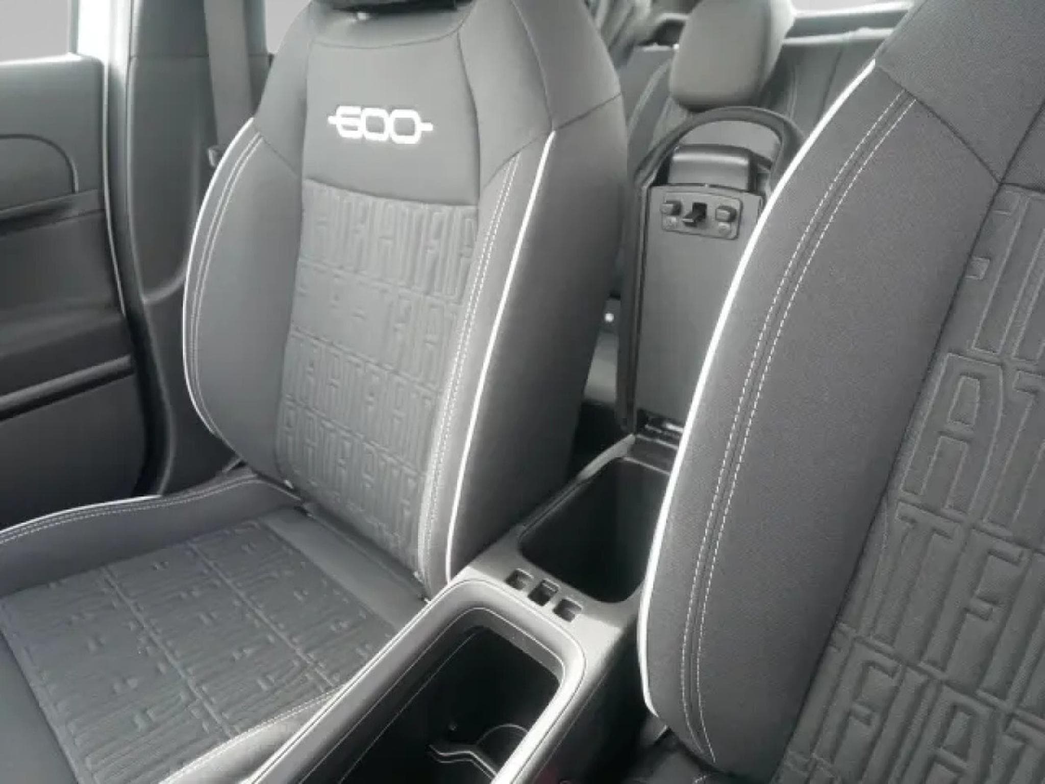 Fiat 600 ICON HYBRID 1.2 (2025) - Photo 11