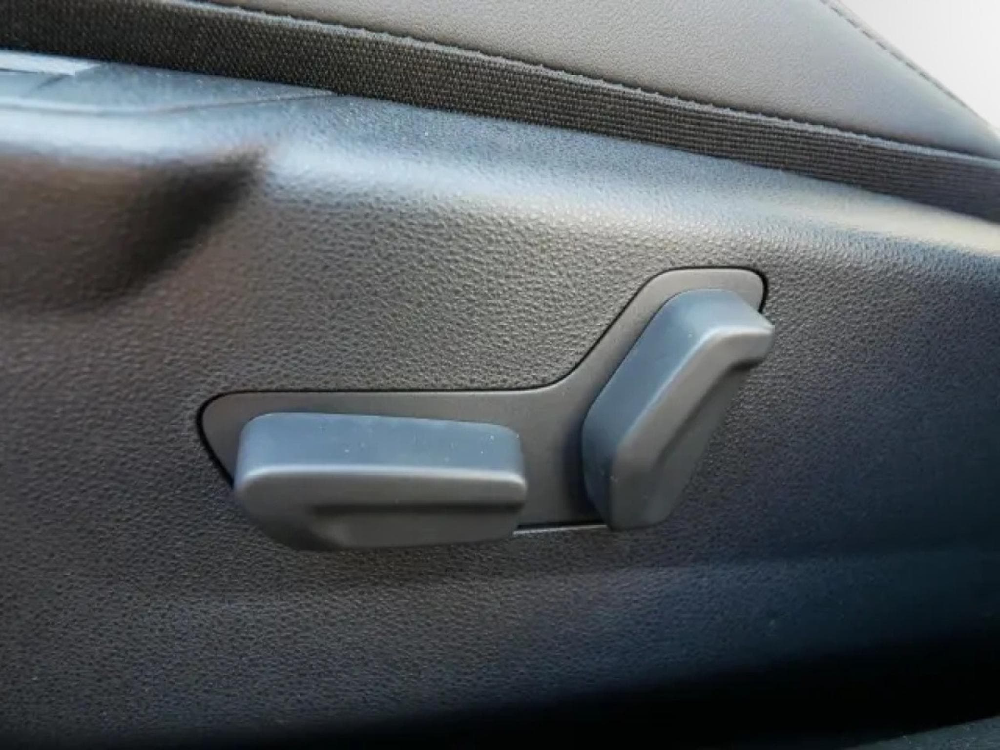 Alfa-Romeo Junior Ibrida Speciale 1.2 VGT (2025) - Photo 14