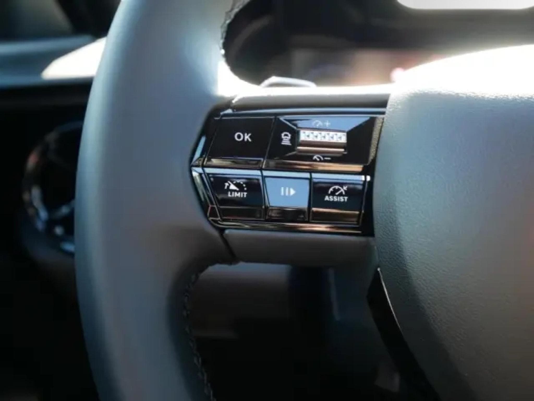 Alfa-Romeo Junior Ibrida Speciale 1.2 VGT (2025) - Photo 18