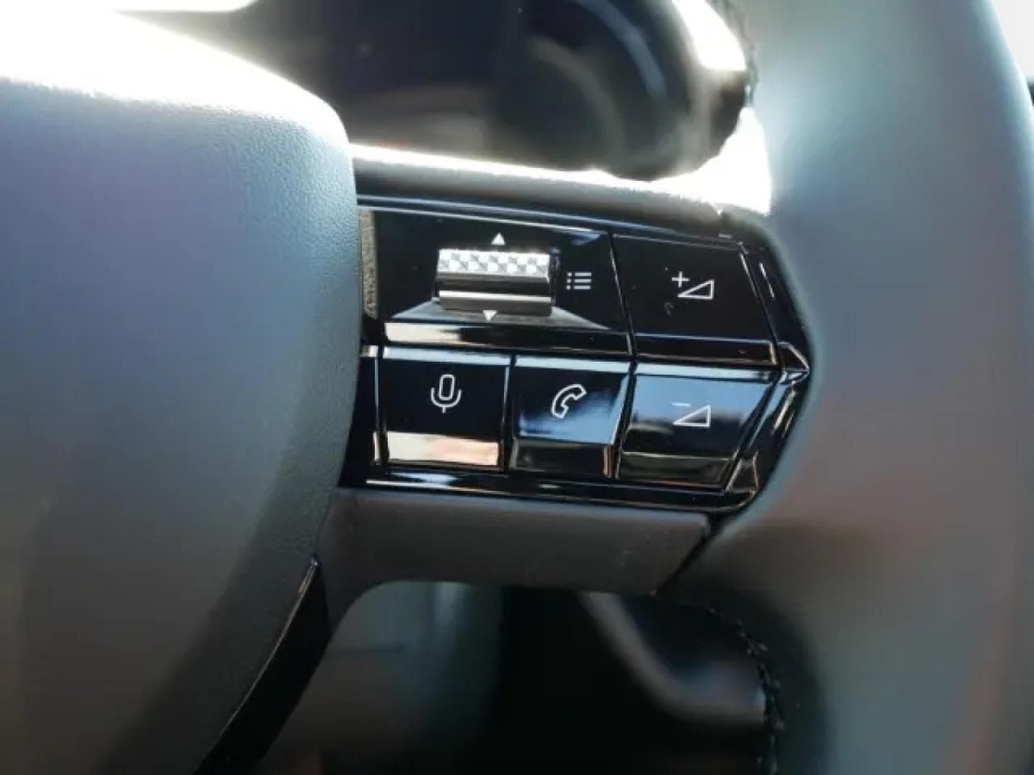 Alfa-Romeo Junior Ibrida Speciale 1.2 VGT (2025) - Photo 19