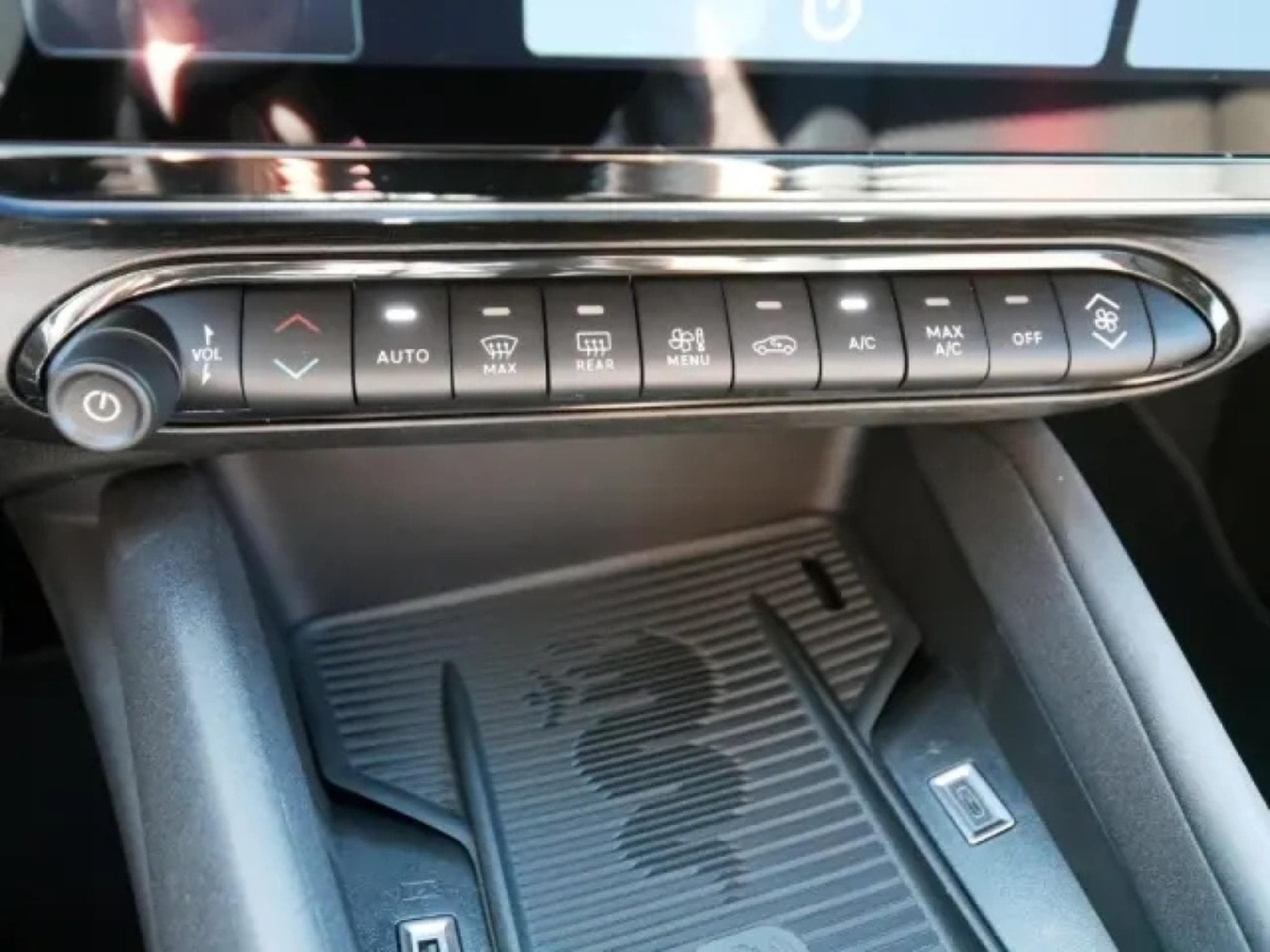 Alfa-Romeo Junior Ibrida Speciale 1.2 VGT (2025) - Photo 24