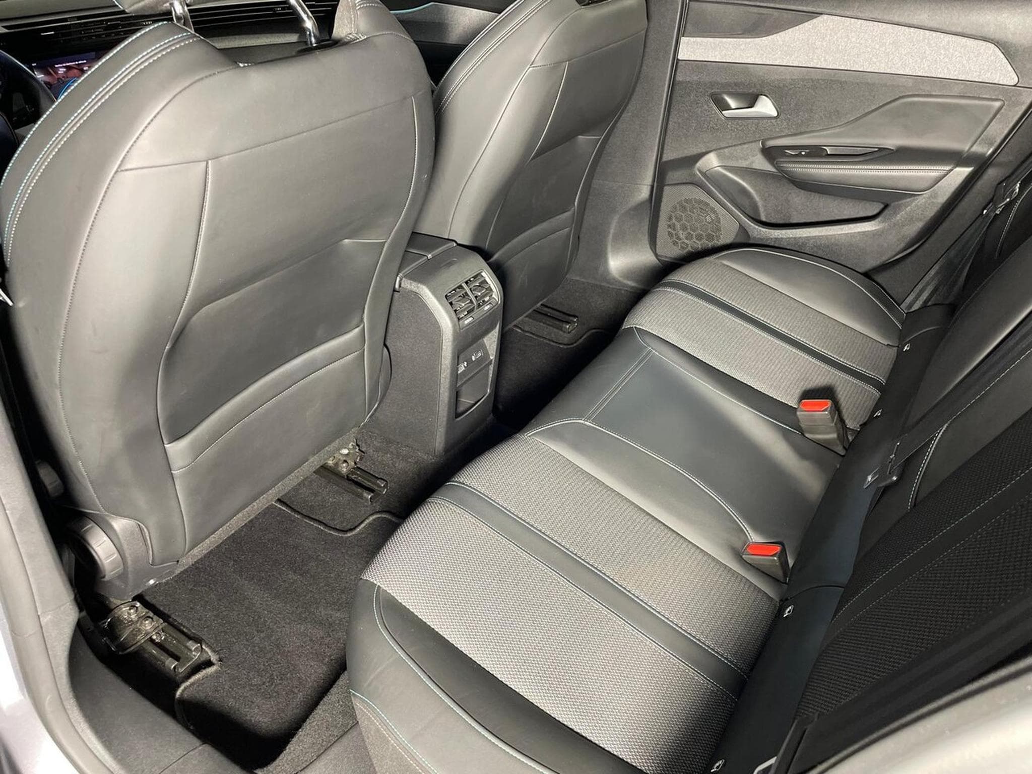 Peugeot 308 1.5 BlueHDI 130 ALLURE GPS CARPLAY (2022) - Photo 11