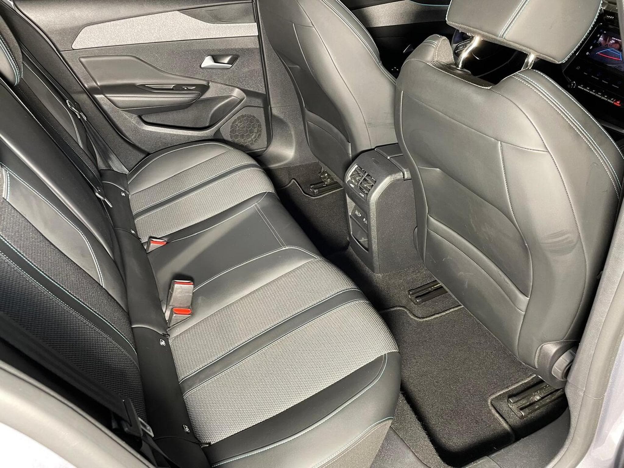 Peugeot 308 1.5 BlueHDI 130 ALLURE GPS CARPLAY (2022) - Photo 12