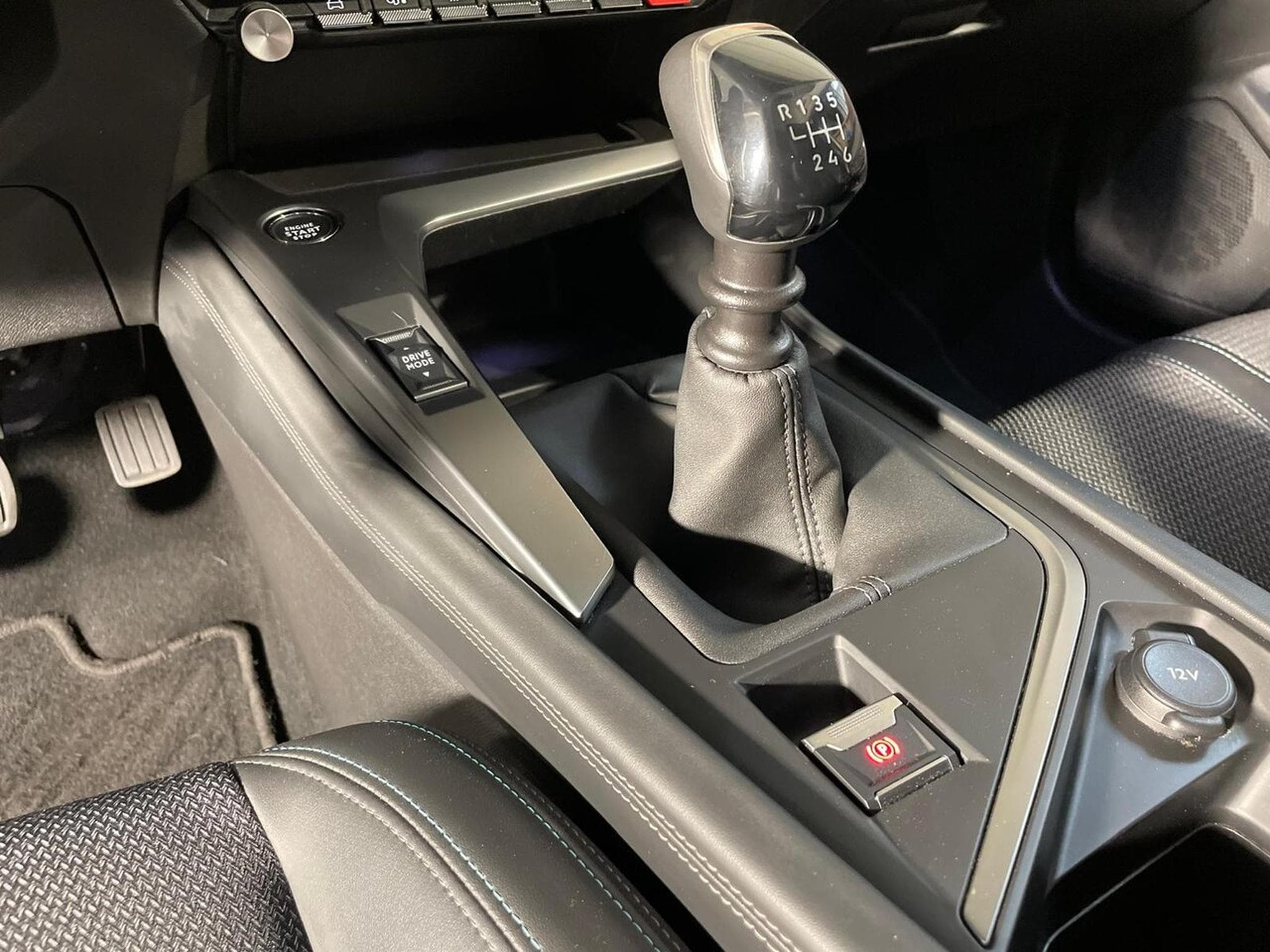 Peugeot 308 1.5 BlueHDI 130 ALLURE GPS CARPLAY (2022) - Photo 6