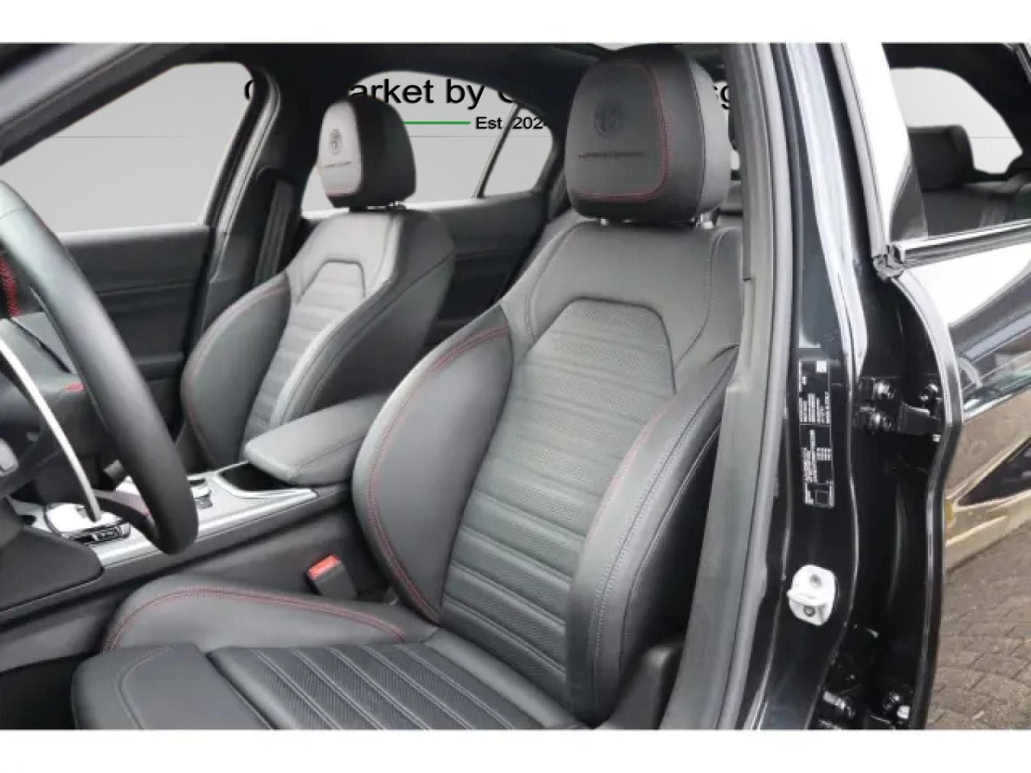 Alfa-Romeo Giulia COMPETIZIONE 2.0 TURBO (2023) - Photo 11