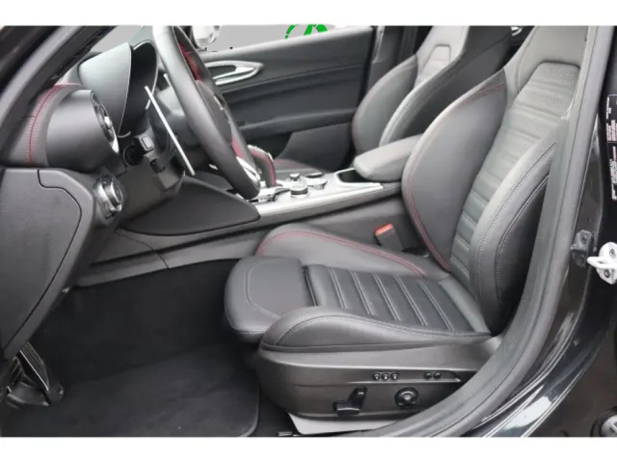 Alfa-Romeo Giulia COMPETIZIONE 2.0 TURBO (2023) - Photo 12