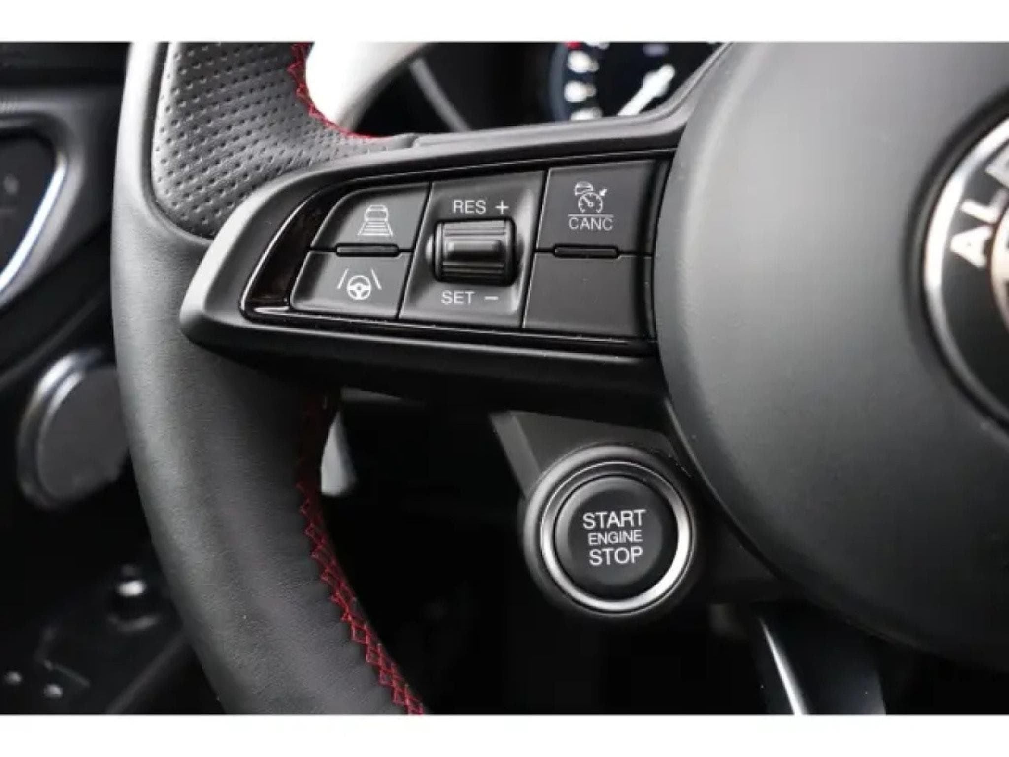 Alfa-Romeo Giulia COMPETIZIONE 2.0 TURBO (2023) - Photo 17