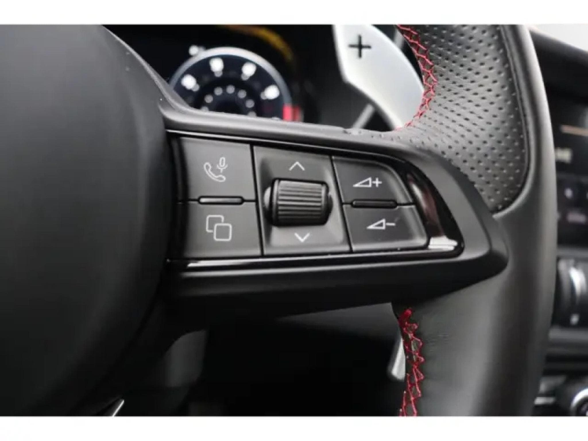 Alfa-Romeo Giulia COMPETIZIONE 2.0 TURBO (2023) - Photo 18